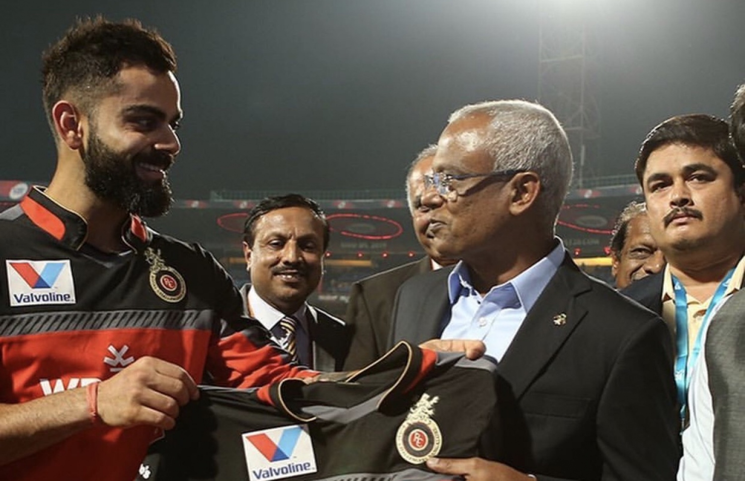 ރޯޔަން ޗެލެންޖާސް ބެންގަލޯގެ ކެޕްޓަން ވިރާތު ކޯލީ (ވ) ރައީސް އިބްރާހިމް މުހައްމަދު ސޯލިހަށް ރަމްޒީ ޖާޒީއެއް ހަދިޔާކުރަނީ.