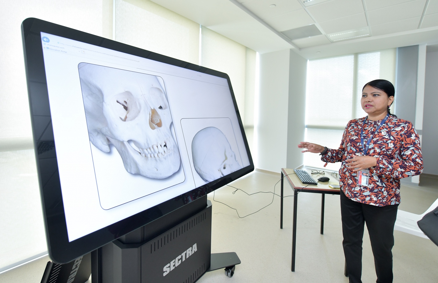 ވާޗުއަލް ޑިސެކްޝަން ޓޭބަލް މަސައްކަތްކުރާ ގޮތް ޝީޒާ ދައްކާލައްވަނީ -- ފޮޓޯ: ނިޝާން އަލީ/ މިހާރު