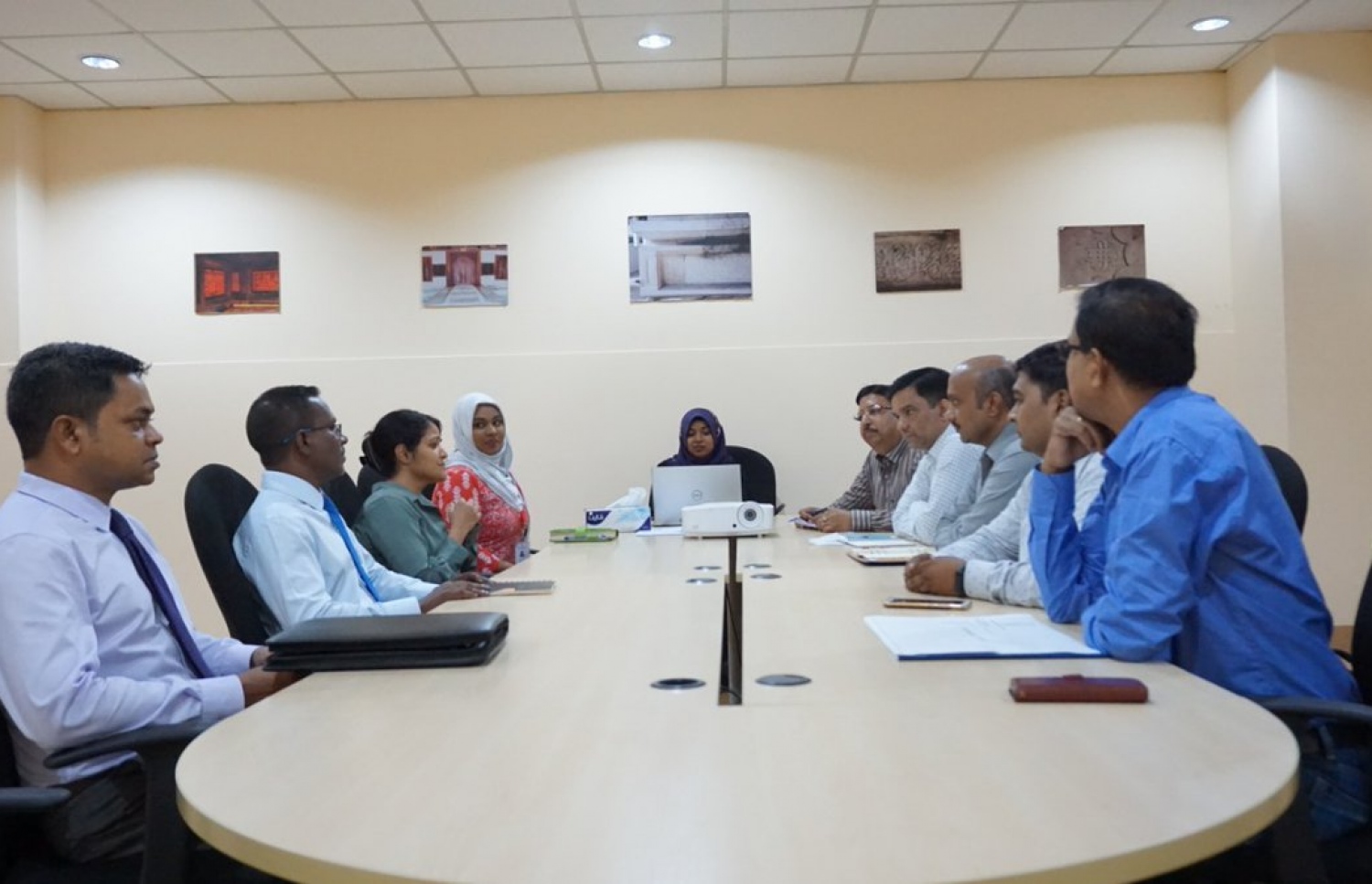 އިންޑިއާގެ މާހިރުން ހެރިޓޭޖް މިނިސްޓަރު ޔުމްނާ މައުމޫނާ ބައްދަލުކުރައްވަނީ. ހުކުރު މިސްކިތުގެ އާބާތުރަ ފިލުވަން ކުރަން ޖެހޭ މަސަައްކަތްތައް ބަލާނެ. ފޮޓޯ: ހެރިޓޭޖް މިނިސްޓްރީ