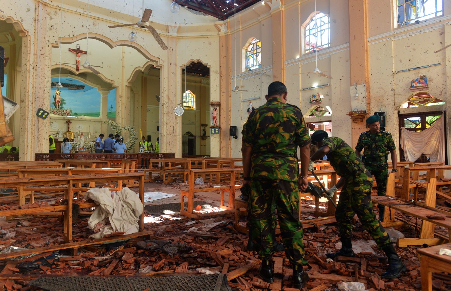 ބޮމުގެ ހަމަލާ ދިން ކޮލަމްބޯގެ ސެއިންޓް އެންތަނީ ފައްޅީގެ ތެރޭގައި ސަލާމަތީ ފަރާތްތަކުން ހަރަކާތްތެރި ވަނީ. --ފޮޓޯ:އޭއެފްޕީ