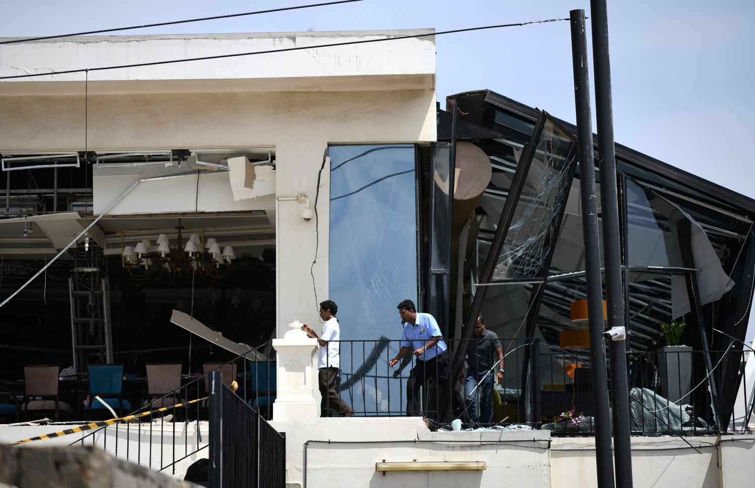 ބޮމުގެ ހަމަލާގައި ކޮލަމްބޯގެ ކިންގްސްބަރީ ހޮޓަލަށް ލިބިފައިވާ ގެއްލުންތައް ބަލަނީ. --ފޮޓޯ:އޭއެފްޕީ