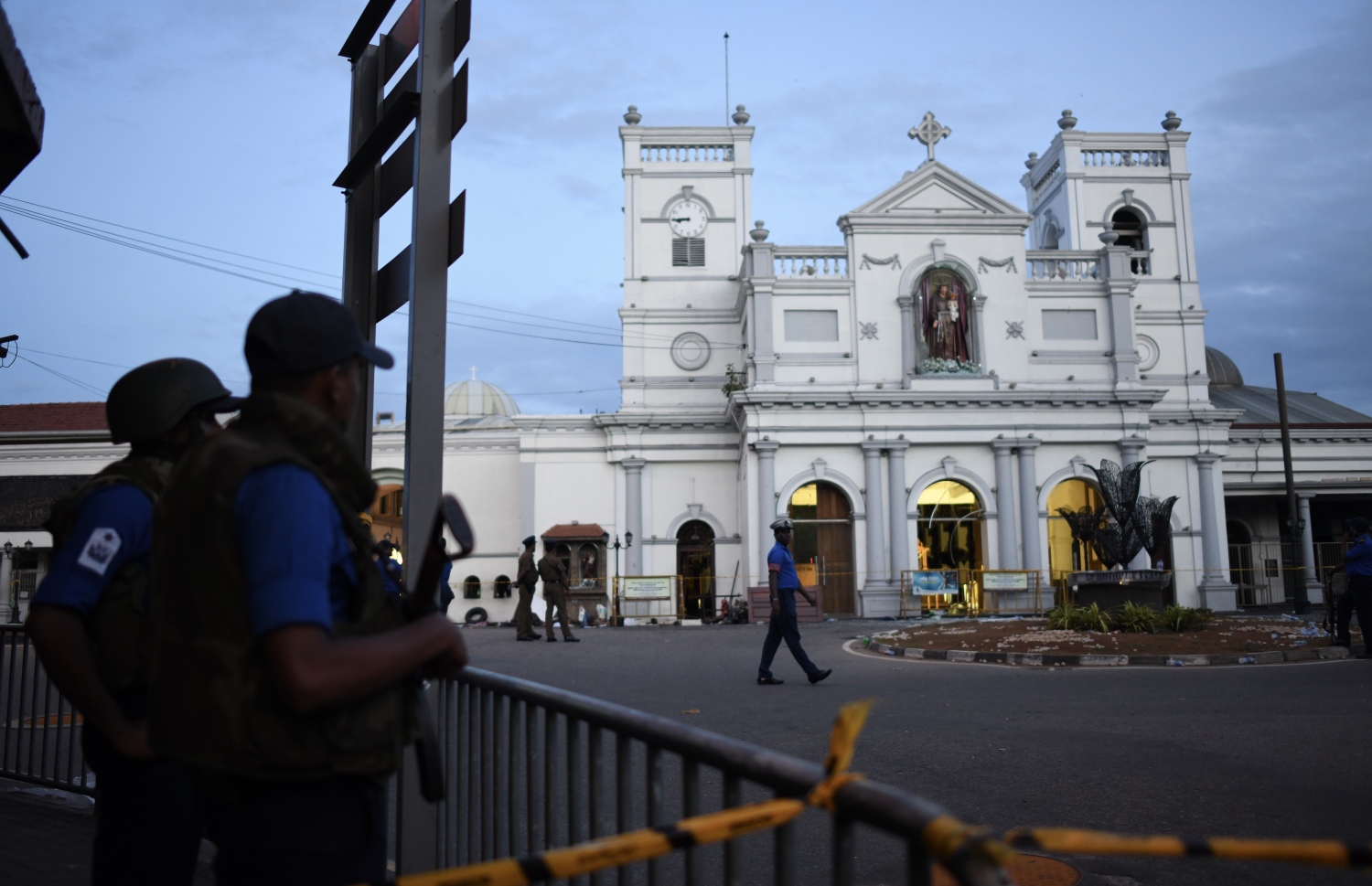 ހަމަލާ ދިން ފައްޅިއެއްގެ ބޭރުގައި ސިފައިން ސަލާމަތީ ކަންކަން ބަލަހައްޓަނީ. --ފޮޓޯ:އޭއެފްޕީ