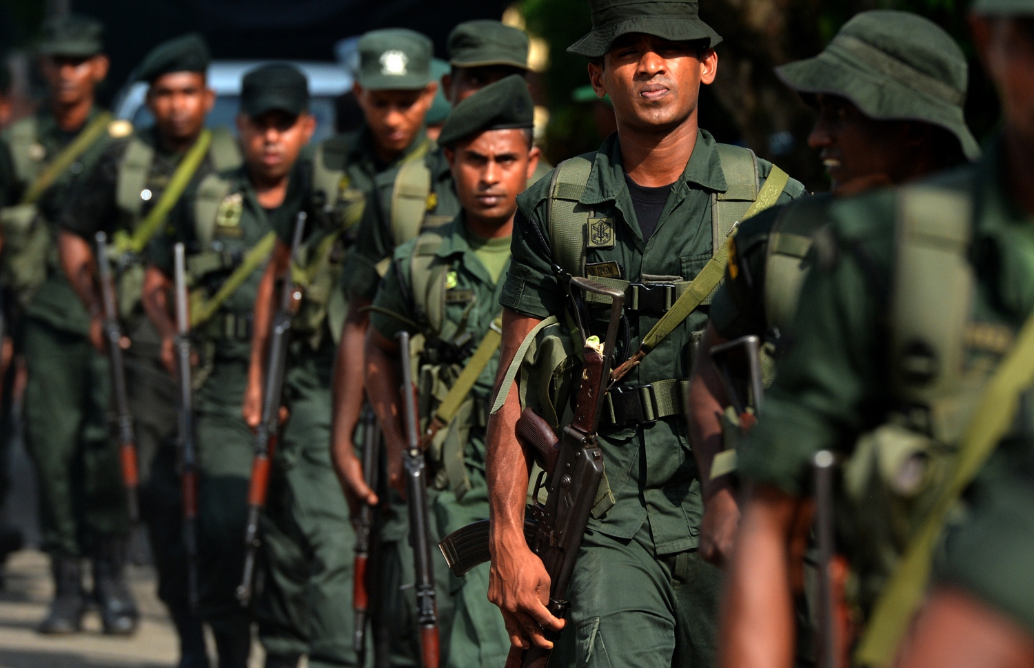 ލަންކާ ސިފައިންތަކެއް ހަތިޔާރާ އެކު މަގެއްގައި ހަރަކާތްތެރިވަނީ: މިއީ ހަނގުރާމައިގެ ފަހުން މަގުތަކަށް މިހާ ގިނަ ސިފައިން ނުކުމެ އުޅޭ ފުރަތަމަ ފަހަރު.