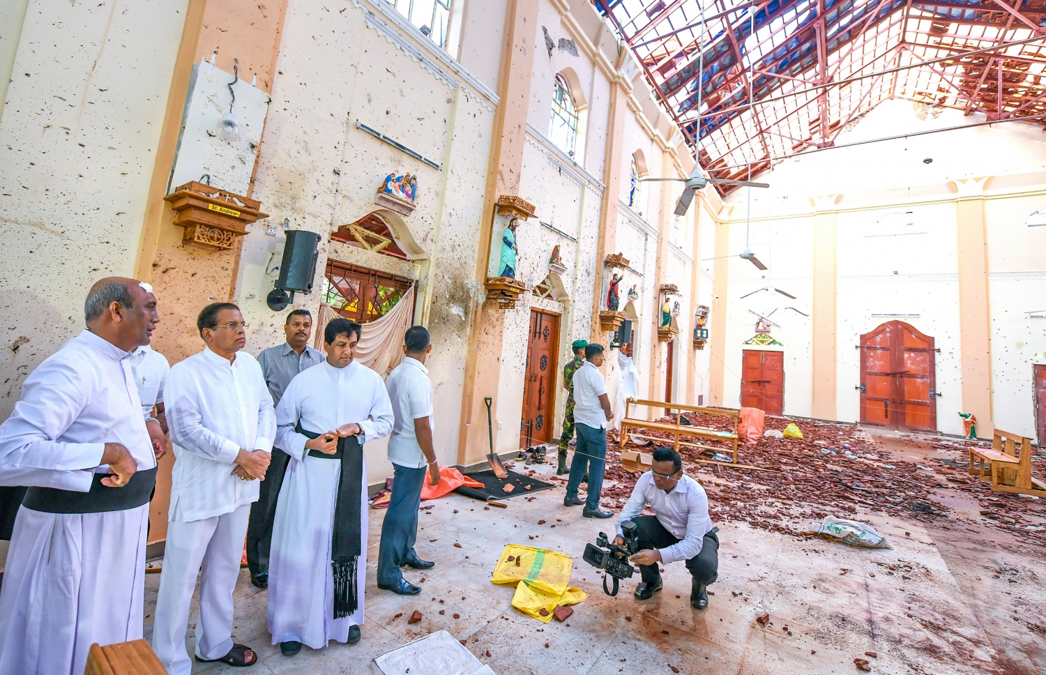 ލަންކާގައި ހުންނަ ފައްޅިއަކަށް ދިން ހަމަލާގައި އެތަނަށް ލިބުނު ގެއްލުންތައް އެ ގައުމުގެ ރައީސް މައިތުރަޕާލާ ސިރިސެނާ ބައްދަލާވައްލަވަނީ. --- ފޮޓޯ: އޭއެފްޕީ