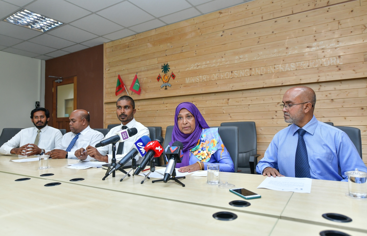 ހައުސިން މިނިސްޓްރީގައި މިއަދު ބޭއްވި ނޫސް ކޮންފަރެންސުގައި މިނިސްޓަރު އާތިފާ (މ) ވާހަކަ ދައްކަވަނީ. -- ފޮޓޯ: ނިޝާން އަލީ/ މިހާރު