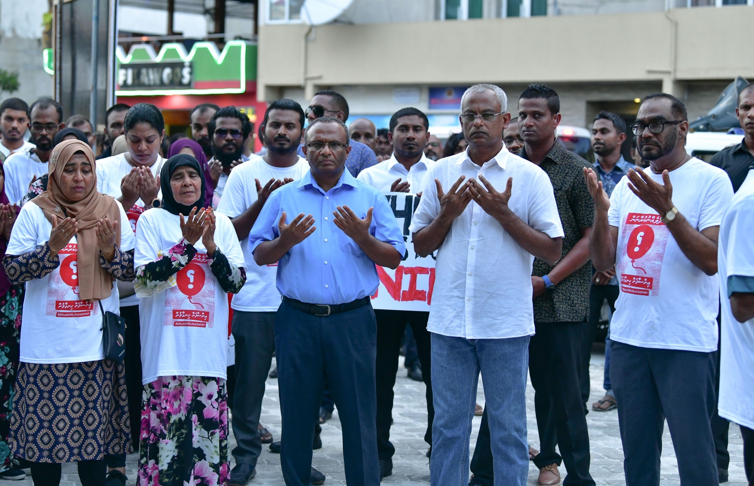 މާލެ- 23 އެޕްރީލް 2019: ޔާމީން ރަޝީދުގެ މަރަށް އިންސާފު ހޯދަން ގޮވާލައި ބޭއްވި ހިނގާލުމުގައި ރައީސް ބައިވެރިވެ ވަޑައިގަންނަވަނީ: ދައުލަތުގެ ބައެއް ވަޒީރުން ވެސް އެ ހިނގާލުމުގައި ބައިވެރިވެ ވަޑައިގަތް. -- މިހާރު ފޮޓޯ/ނިޝާން އަލީ