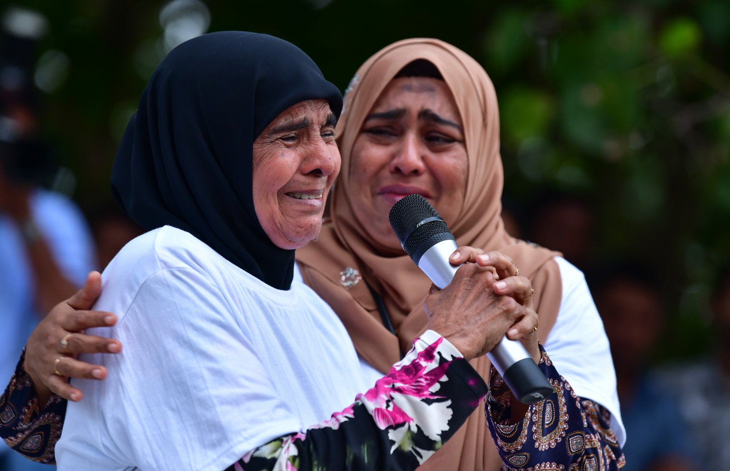 މާލެ- އެޕްރީލް 2019: އަނިޔާވެރި ގޮތަކަށް ތޫނު އެއްޗެހިން ހަމަލާދީ މަރާލި ބްލޮގަރު ޔާމީން ރަޝީދުގެ މަރަށް ދެ އަހަރު ފުރުމާ ގުޅިގެން އޭނާ އަށް އިންސާފު ހޯދަން ގޮވާލާ ބޭއްވި ހިނގާލުމުގައި ގެއްލިފައިވާ ނޫސްވެރިޔާ އަހުމަދު ރިލްވާންގެ މަންމަ ވާހަކަ ދައްކަވަނީ --. ފޮޓޯ: ނިޝާން އަލީ/މިހާރު