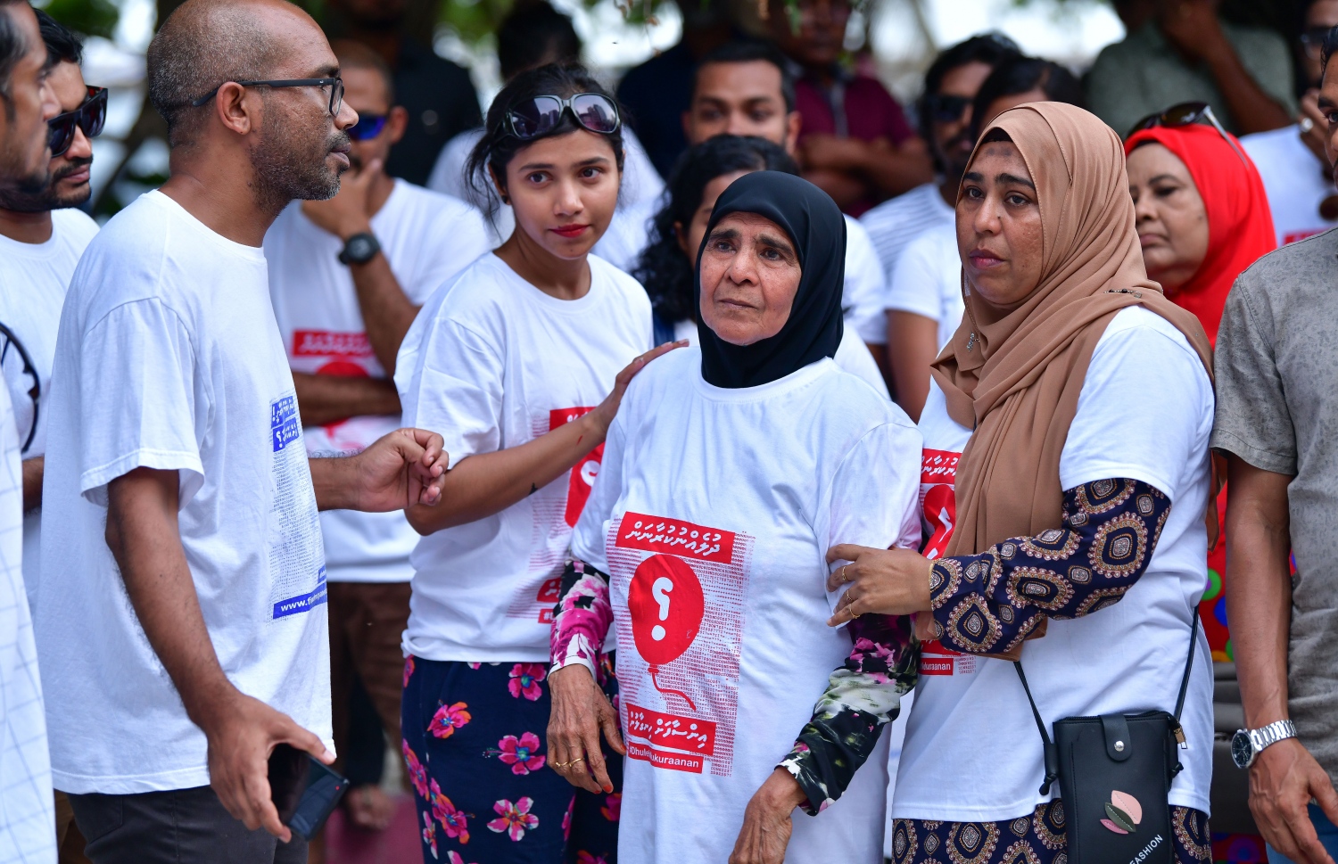 މާލެ- އެޕްރީލް 2019: އަނިޔާވެރި ގޮތަކަށް ތޫނު އެއްޗެހިން ހަމަލާދީ މަރާލި ބްލޮގަރު ޔާމީން ރަޝީދުގެ މަރަށް ދެ އަހަރު ފުރުމާ ގުޅިގެން އޭނާ އަށް އިންސާފު ހޯދަން ގޮވާލަާ ބޭއްވި ހިނގާލުމުގައި ގެއްލިފައިވާ ނޫސްވެރިޔާ އަހުމަދު ރިލްވާންގެ އާއިލާގެ މެމްބަރުން ބައިވެރިވަނީ--. ފޮޓޯ: ނިޝާން އަލީ/މިހާރު