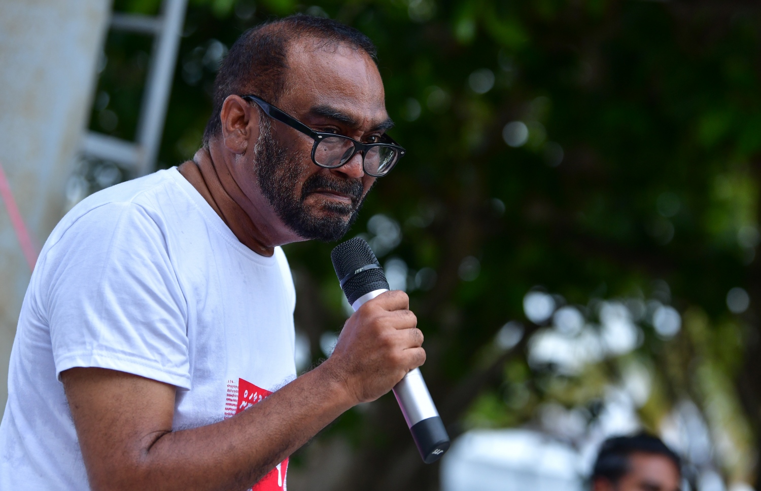 މާލެ- އެޕްރީލް 2019: އަނިޔާވެރި ގޮތަކަށް ތޫނު އެއްޗެހިން ހަމަލާދީ މަރާލި ބްލޮގަރު ޔާމީން ރަޝީދުގެ މަރަށް ދެ އަހަރު ފުރުމާ ގުޅިގެން އޭނާ އަށް އިންސާފު ހޯދަން ގޮވާލާ ބޭއްވި ހިނގާލުމުގެ ތެރެއިން ޔާމީން ރަޝީދުގެ ބައްޕަ ވާހަކަ ދައްކަނީ--. ފޮޓޯ: ނިޝާން އަލީ/މިހާރު