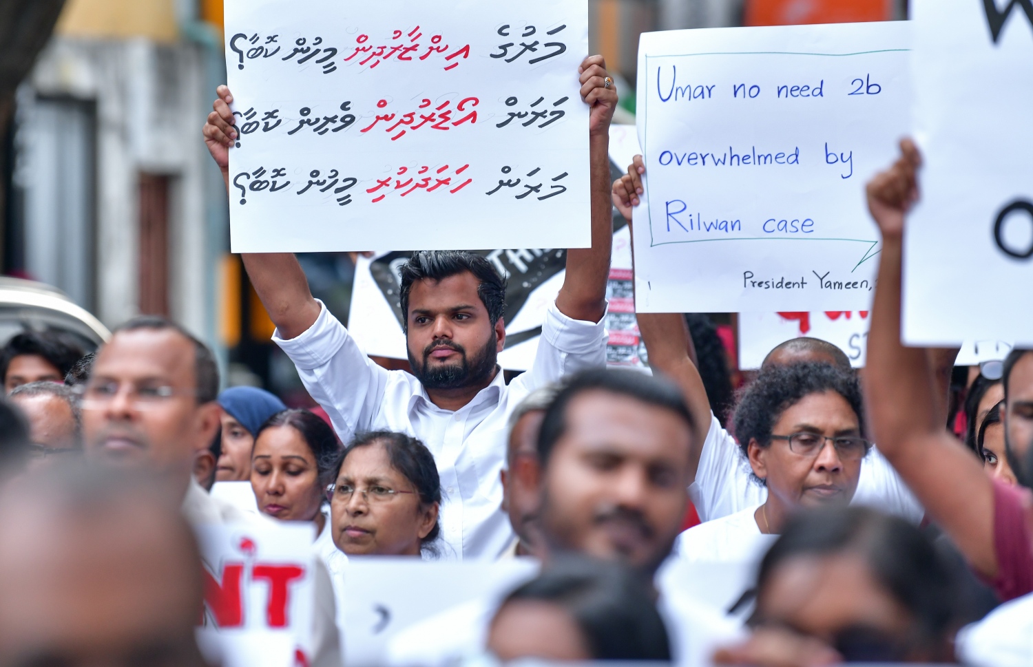 މާލެ- އެޕްރީލް 2019: އަނިޔާވެރި ގޮތަކަށް ތޫނު އެއްޗެހިން ހަމަލާދީ މަރާލި ބްލޮގަރު ޔާމީން ރަޝީދުގެ މަރަށް ދެ އަހަރު ފުރުމާ ގުޅިގެން އޭނާ އަށް އިންސާފު ހޯދަން ގޮވާލާ ބޭއްވި ހިނގާލުމުގައި ބައިވެރިވި ބައެއް ނޫސްވެރިން--. ފޮޓޯ: ނިޝާން އަލީ/މިހާރު