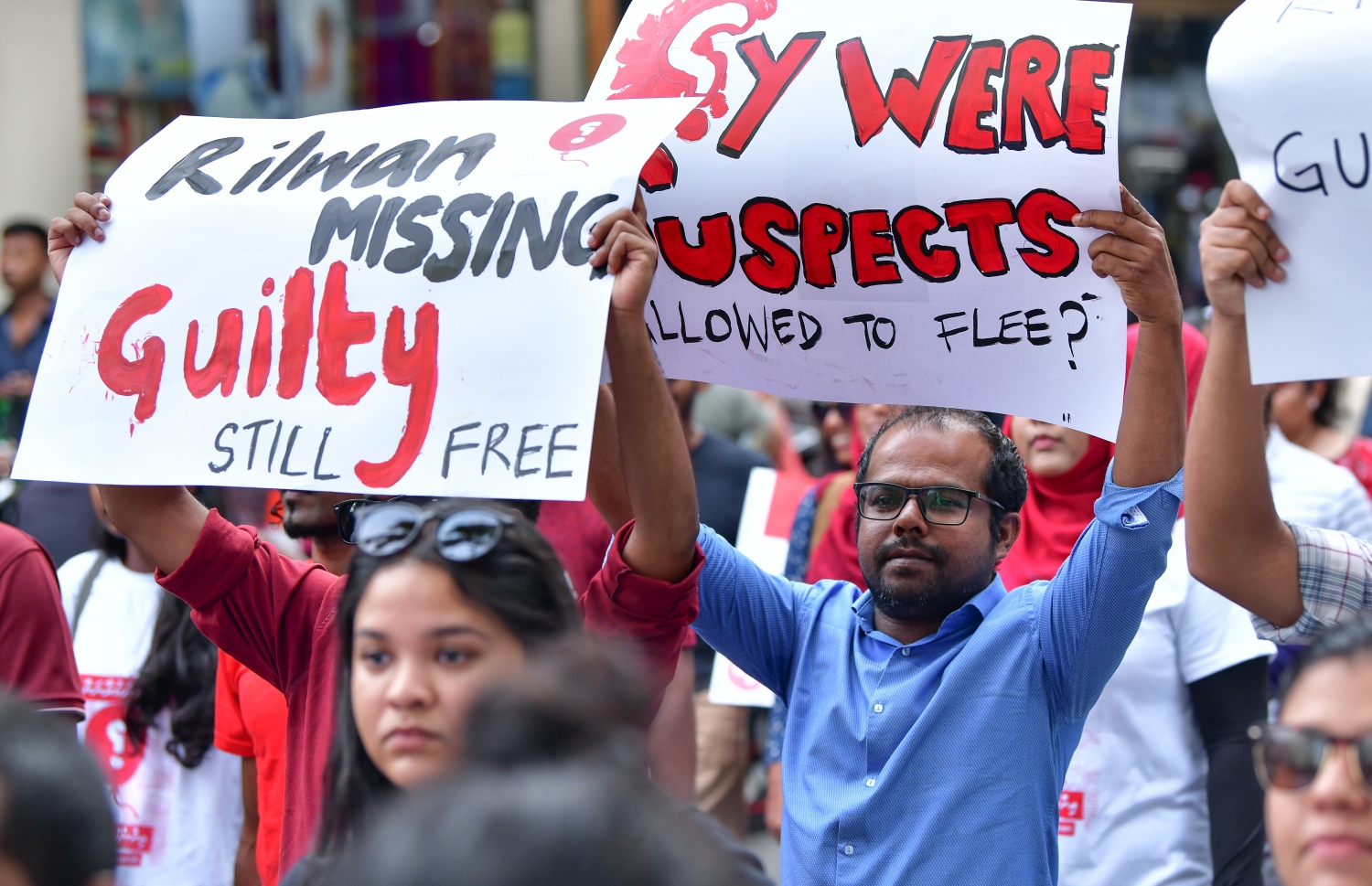 މާލެ- އެޕްރީލް 2019: އަނިޔާވެރި ގޮތަކަށް ތޫނު އެއްޗެހިން ހަމަލާދީ މަރާލި ބްލޮގަރު ޔާމީން ރަޝީދުގެ މަރަށް ދެ އަހަރު ފުރުމާ ގުޅިގެން އޭނާ އަށް އިންސާފު ހޯދަން ގޮވާލާ ބޭއްވި ހިނގާލުމުގައި ބައިވެރިވި ބައެއް މީހުން--. ފޮޓޯ: ނިޝާން އަލީ/މިހާރު