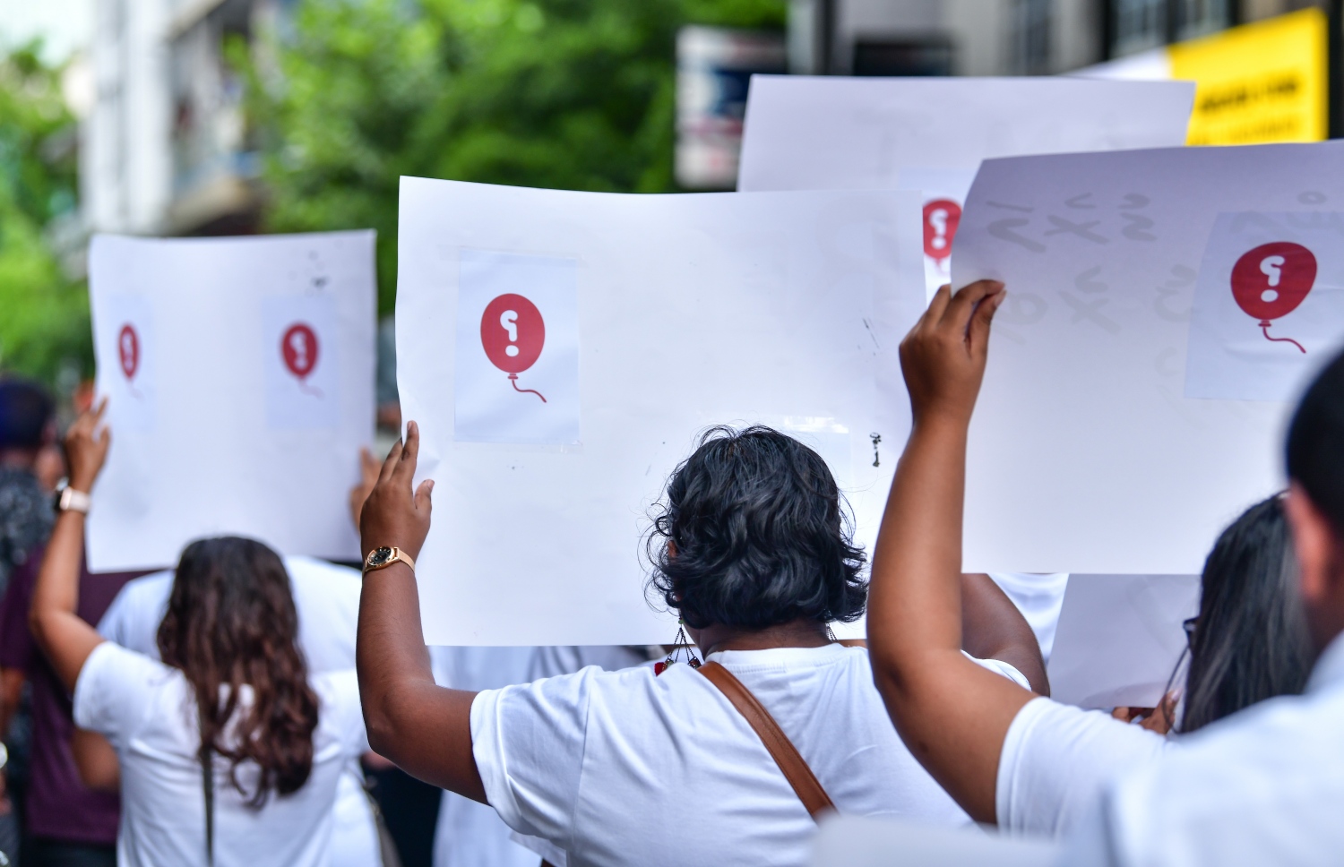 މާލެ- އެޕްރީލް 2019: އަނިޔާވެރި ގޮތަކަށް ތޫނު އެއްޗެހިން ހަމަލާދީ މަރާލި ބްލޮގަރު ޔާމީން ރަޝީދުގެ މަރަށް ދެ އަހަރު ފުރުމާ ގުޅިގެން އޭނާ އަށް އިންސާފު ހޯދަން ގޮވާލާ ބޭއްވި ހިނގާލުމުގައި ބައިވެރިވި ބައެއް މީހުން--. ފޮޓޯ: ނިޝާން އަލީ/މިހާރު