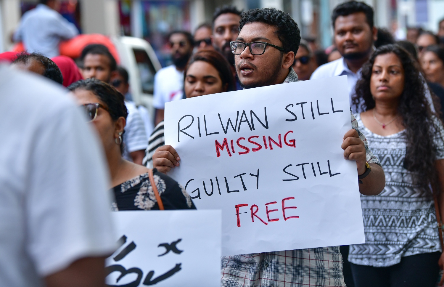 މާލެ- އެޕްރީލް 2019: އަނިޔާވެރި ގޮތަކަށް ތޫނު އެއްޗެހިން ހަމަލާދީ މަރާލި ބްލޮގަރު ޔާމީން ރަޝީދުގެ މަރަށް ދެ އަހަރު ފުރުމާ ގުޅިގެން އޭނާ އަށް އިންސާފު ހޯދަން ގޮވާލާ ބޭއްވި ހިނގާލުމުގައި ބައިވެރިވި ބައެއް މީހުން--. ފޮޓޯ: ނިޝާން އަލީ/މިހާރު