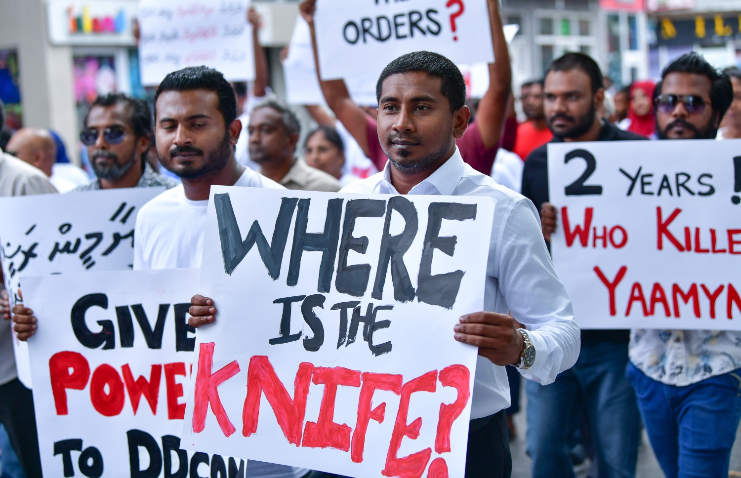 މާލެ- އެޕްރީލް 2019: އަނިޔާވެރި ގޮތަކަށް ތޫނު އެއްޗެހިން ހަމަލާދީ މަރާލި ބްލޮގަރު ޔާމީން ރަޝީދުގެ މަރަށް ދެ އަހަރު ފުރުމާ ގުޅިގެން އޭނާ އަށް އިންސާފު ހޯދަން ގޮވާލާ ބޭއްވި ހިނގާލުމުގައި ޔޫތް މިނިސްޓަރު އަހްމަދު މަހްލޫފް ބައިވެރިވެވަޑައިގެންނެވި--. ފޮޓޯ: ނިޝާން އަލީ/މިހާރު