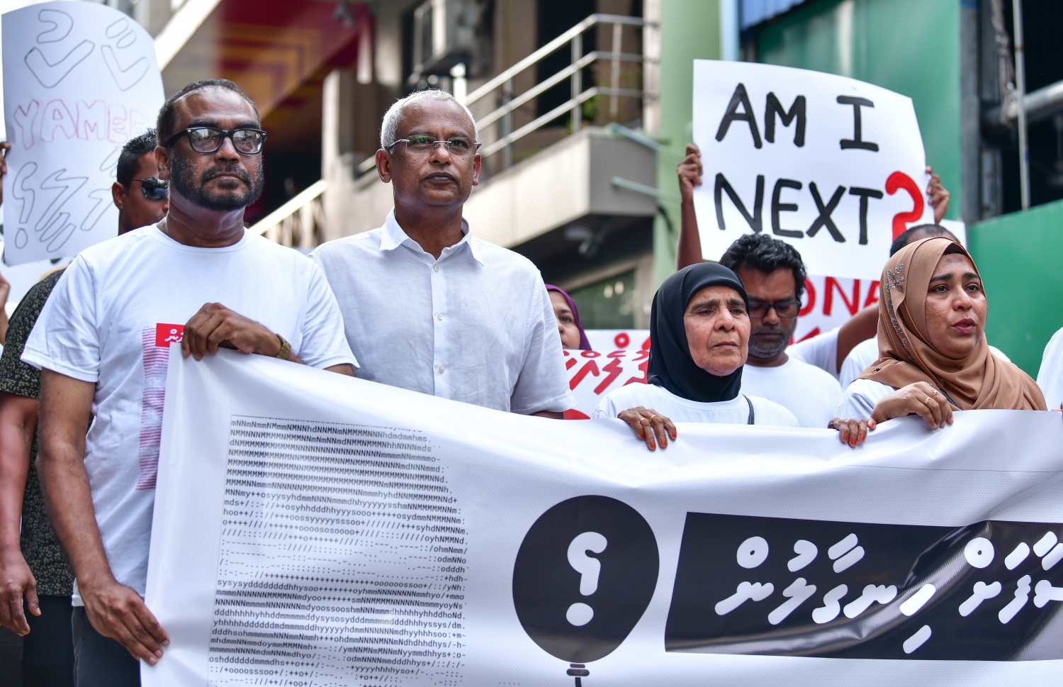 މާލެ- އެޕްރީލް 2019: އަނިޔާވެރި ގޮތަކަށް ތޫނު އެއްޗެހިން ހަމަލާދީ މަރާލި ބްލޮގަރު ޔާމީން ރަޝީދުގެ މަރަށް ދެ އަހަރު ފުރުމާ ގުޅިގެން އޭނާ އަށް އިންސާފު ހޯދަން ގޮވާލާ ބޭއްވި ހިނގާލުމުގައި ރައީސް ބައިވެރިވެވަޑައިގަންނަވަނީ--. ފޮޓޯ: ނިޝާން އަލީ/މިހާރު