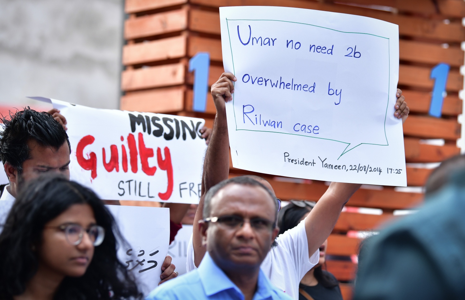 މާލެ- އެޕްރީލް 2019: އަނިޔާވެރި ގޮތަކަށް ތޫނު އެއްޗެހިން ހަމަލާދީ މަރާލި ބްލޮގަރު ޔާމީން ރަޝީދުގެ މަރަށް ދެ އަހަރު ފުރުމާ ގުޅިގެން އޭނާ އަށް އިންސާފު ހޯދަން ގޮވާލާ ބޭއްވި ހިނގާލުމުގައި ބައިވެރިވި ބައެއް މީހުން--. ފޮޓޯ: ނިޝާން އަލީ/މިހާރު