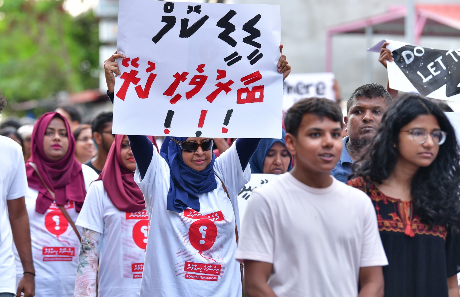 މާލެ- އެޕްރީލް 2019: އަނިޔާވެރި ގޮތަކަށް ތޫނު އެއްޗެހިން ހަމަލާދީ މަރާލި ބްލޮގަރު ޔާމީން ރަޝީދުގެ މަރަށް ދެ އަހަރު ފުރުމާ ގުޅިގެން އޭނާ އަށް އިންސާފު ހޯދަން ގޮވާލާ ބޭއްވި ހިނގާލުމުގައި ބައިވެރިވި ބައެއް މީހުން--. ފޮޓޯ: ނިޝާން އަލީ/މިހާރު