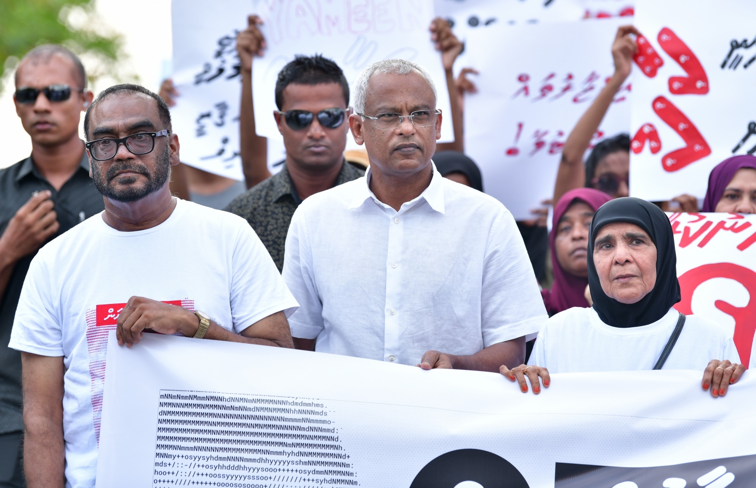 މާލެ- 23 އެޕްރީލް 2019: ޔާމީން ރަޝީދުގެ މަރަށް އިންސާފު ހޯދަން ގޮވާލައި ބޭއްވި ހިނގާލުމުގައި ރައީސް ބައިވެރިވެ ވަޑައިގަންނަވަނީ: ދައުލަތުގެ ބައެއް ވަޒީރުން ވެސް އެ ހިނގާލުމުގައި ބައިވެރިވެ ވަޑައިގަތް. -- މިހާރު ފޮޓޯ/ނިޝާން އަލީ