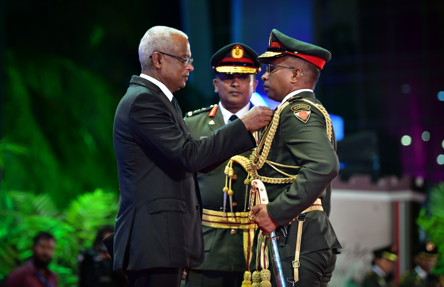 މާލެ: އޭޕްރިލް 23، 2019: ސިފައިންގެ 127 ވަނަ އަހަރީ ދުވަހުގެ މުނާސަބަތުގައި ބޭއްވި ރަސްމިއްޔާތުގައި ސިފައިންގެ އިސްވެރިއަކަށް ރައީސް އިބްރާހިމް މުހައްމަދު ސޯލިހް މެޑަލްއެއް ހަވާލު ކުރައްވަނީ-- ފޮޓޯތައް: ނިޝާން އަލީ /މިހާރު