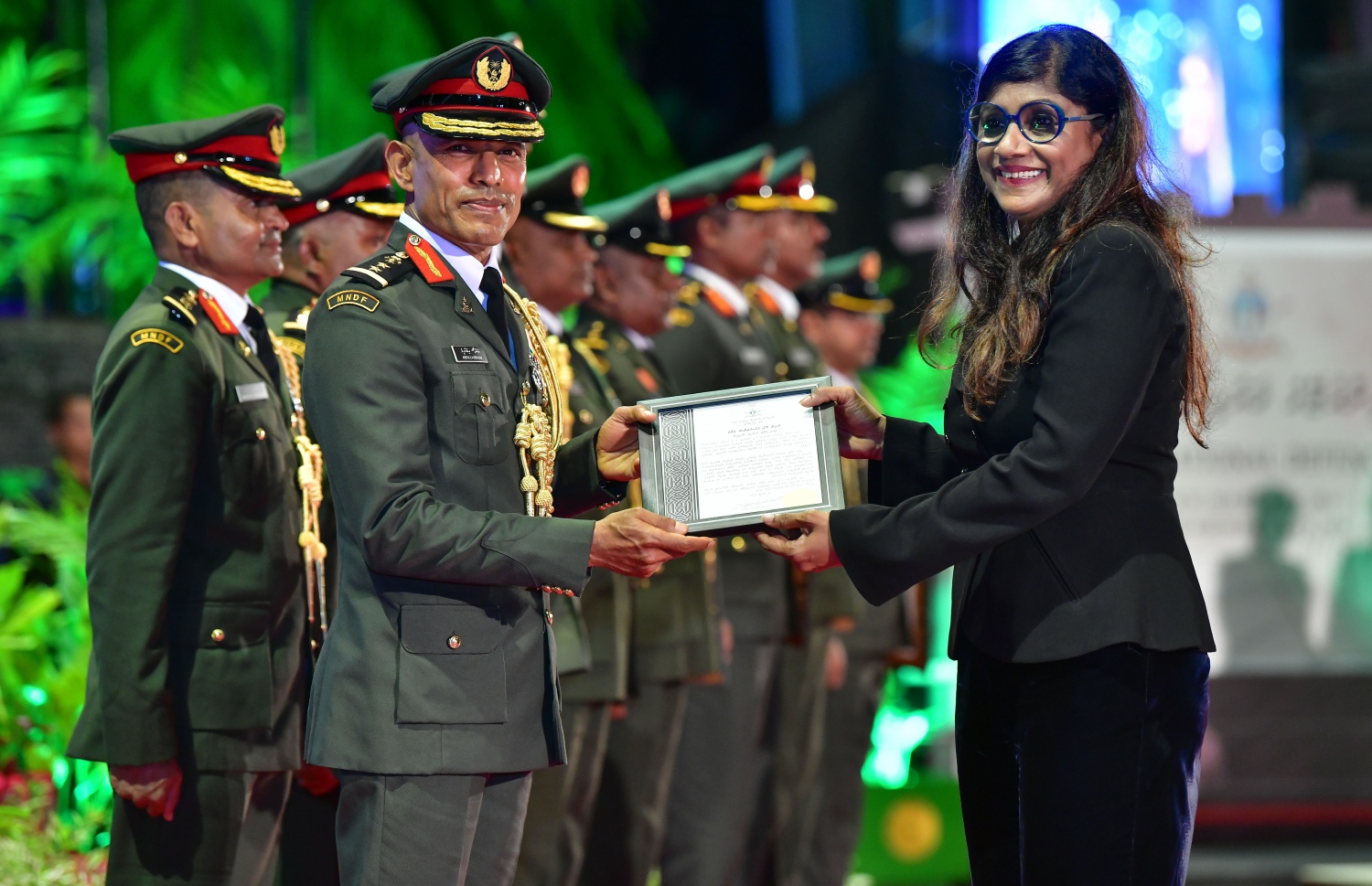 މާލެ: އޭޕްރިލް 23، 2019: ސިފައިންގެ 127 ވަނަ އަހަރީ ދުވަހުގެ މުނާސަބަތުގައި ބޭއްވި ރަސްމިއްޔާތުގައި ސިފައިންގެ އެކި ޔުނިޓުތަކުގެ ވެރިންނަށް ލިޔުމެއް ހަވާލު ކުރައްވަނީ-- ފޮޓޯތައް: ނިޝާން އަލީ /މިހާރު