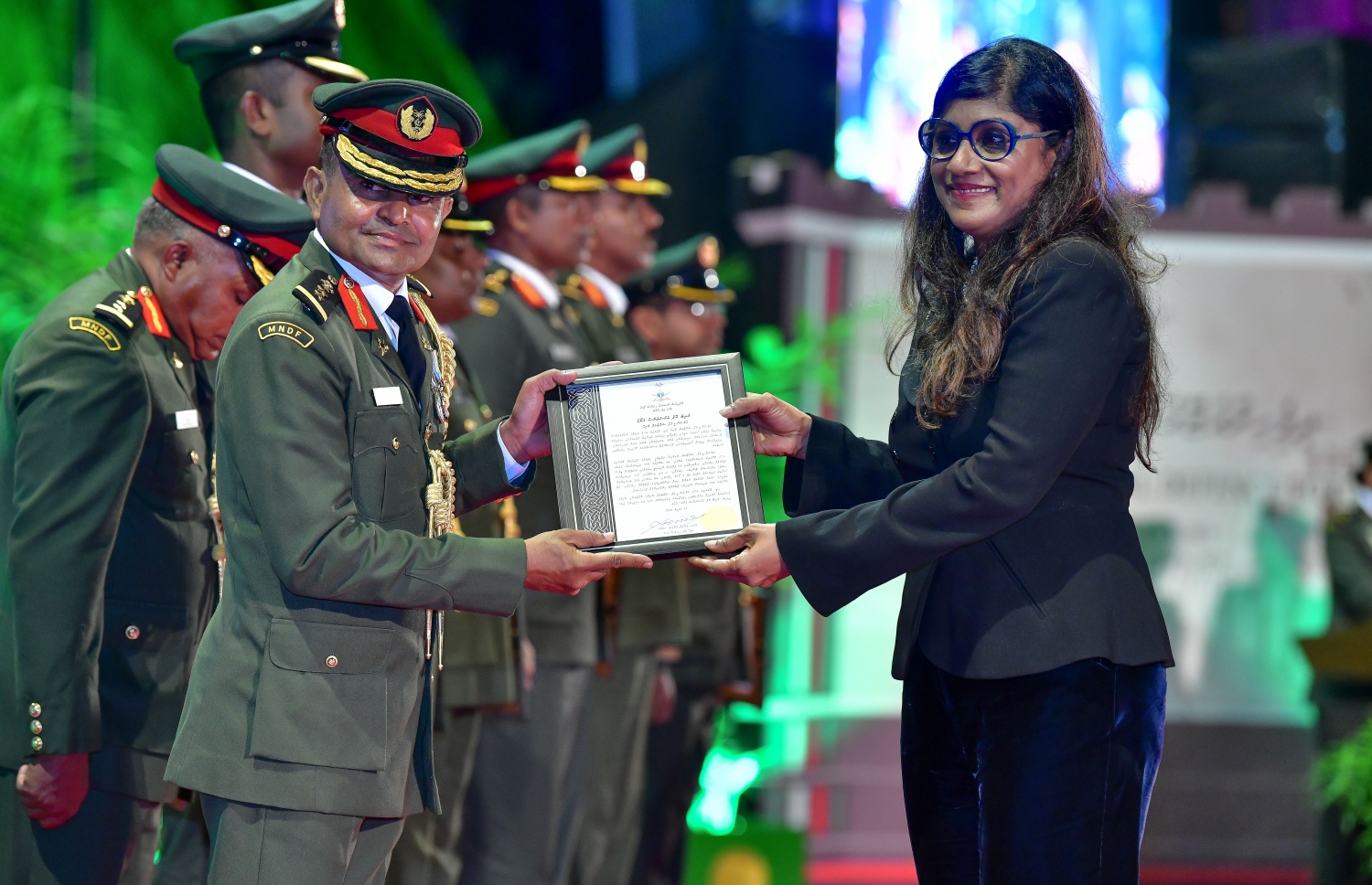 ސިފައިންގެ އަހަރީ ދުވަހުގެ ރަސްމިއްޔާތުގައި ސިފައިންގެ މީހަކަށް ޑިފެންސް މިނިސްޓަރު މާރިޔާ (ކ) ހަނދާނީ ލިޔުމެއް އަރުވަނީ. --މިހާރު ފޮޓޯ: ނިޝާން އަލީ