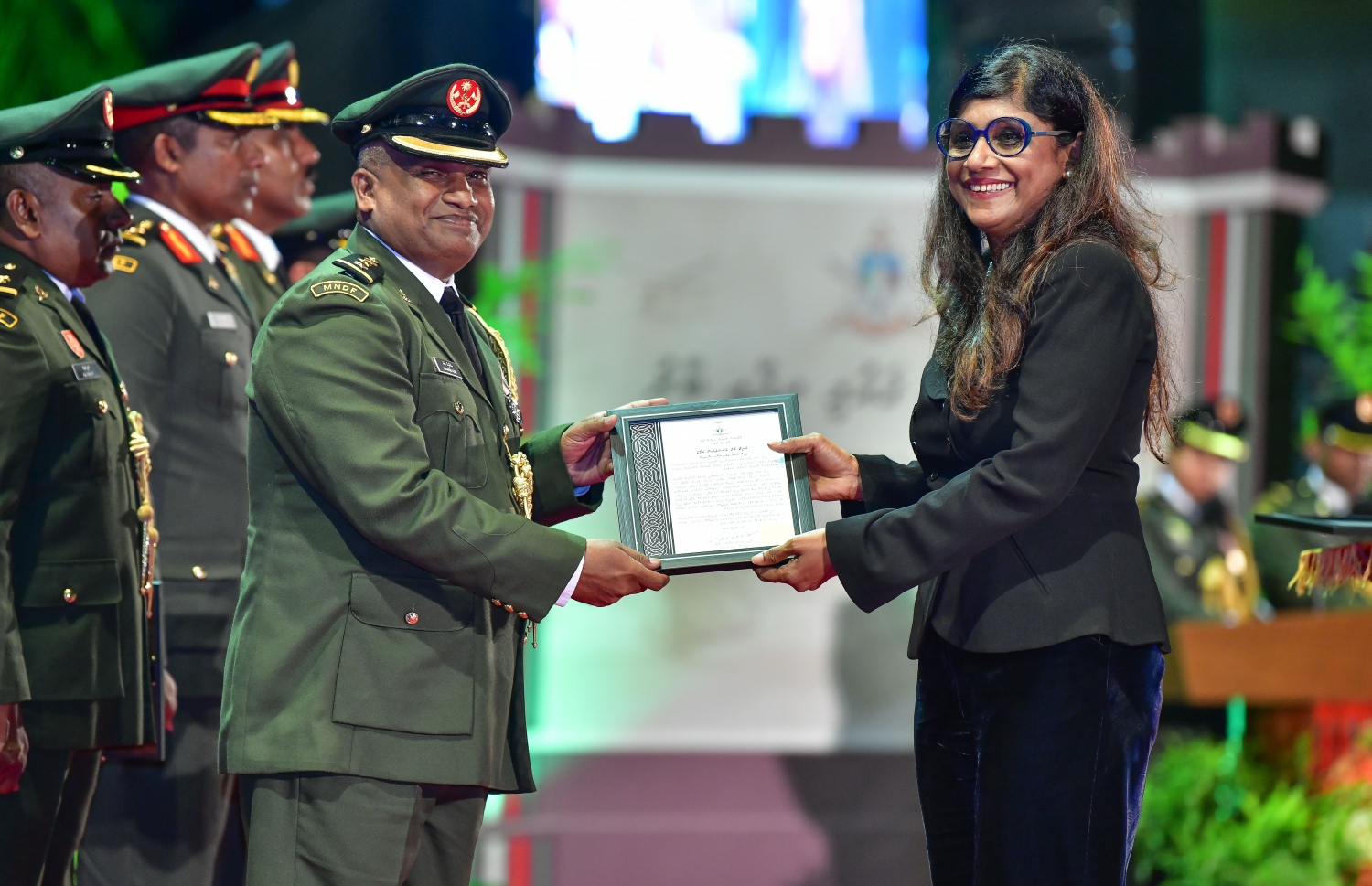 މާލެ: އޭޕްރިލް 23، 2019: ސިފައިންގެ 127 ވަނަ އަހަރީ ދުވަހުގެ މުނާސަބަތުގައި ބޭއްވި ރަސްމިއްޔާތުގައި ސިފައިންގެ އެކި ޔުނިޓުތަކުގެ ވެރިންނަށް ލިޔުމެއް ހަވާލު ކުރައްވަނީ-- ފޮޓޯތައް: ނިޝާން އަލީ /މިހާރު