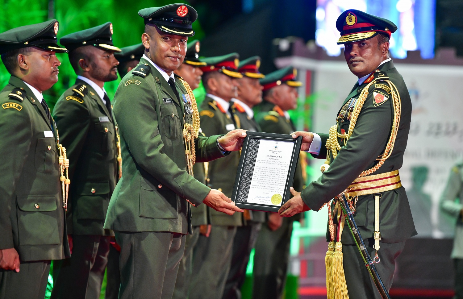 މާލެ: އޭޕްރިލް 23، 2019: ސިފައިންގެ 127 ވަނަ އަހަރީ ދުވަހުގެ މުނާސަބަތުގައި ބޭއްވި ރަސްމިއްޔާތުގައި ސިފައިންގެ އެކި ޔުނިޓުތަކުގެ ވެރިންނަށް ލިޔުމެއް ހަވާލު ކުރައްވަނީ-- ފޮޓޯތައް: ނިޝާން އަލީ /މިހާރު