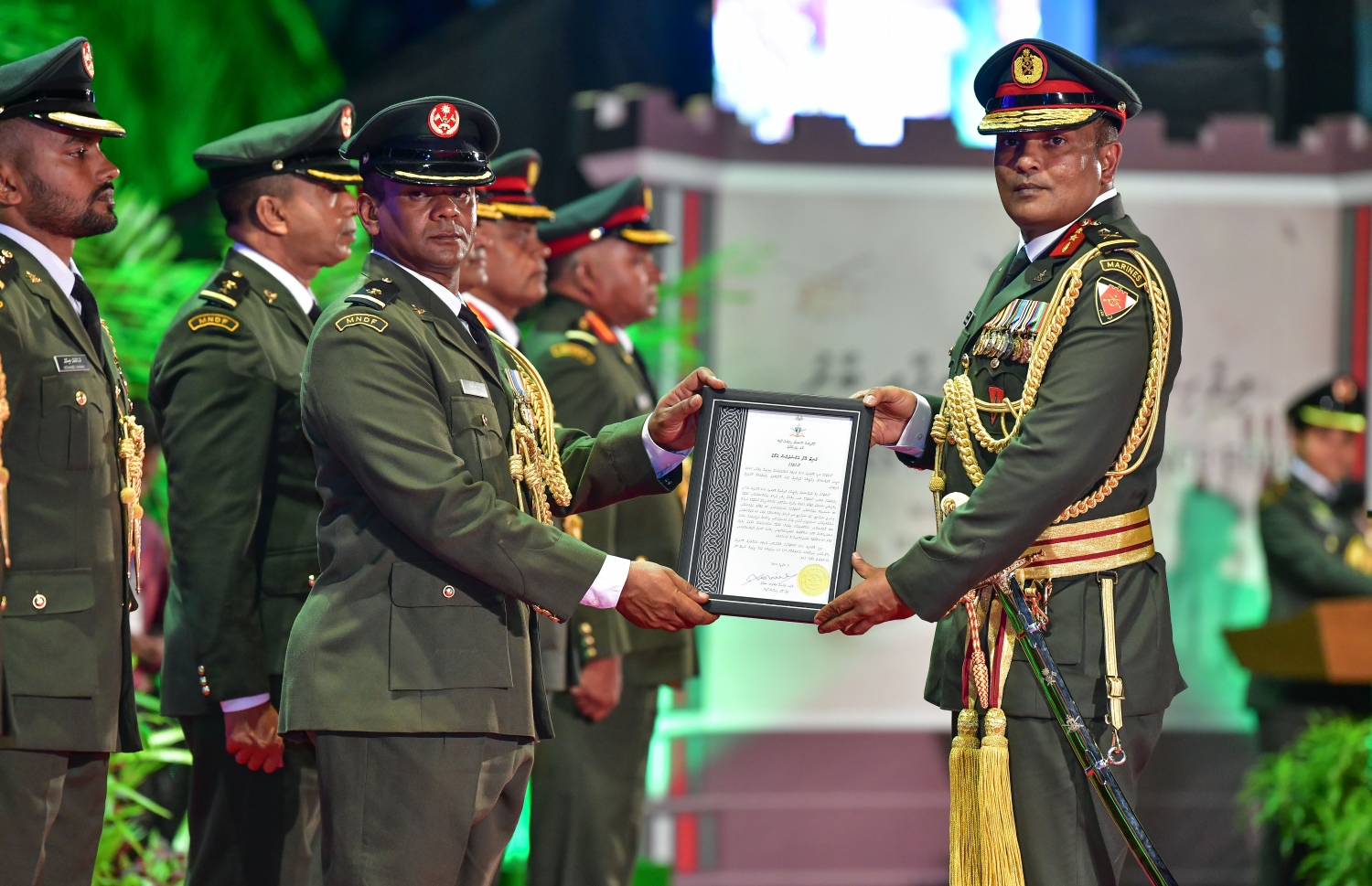 މާލެ: އޭޕްރިލް 23، 2019: ސިފައިންގެ 127 ވަނަ އަހަރީ ދުވަހުގެ މުނާސަބަތުގައި ބޭއްވި ރަސްމިއްޔާތުގައި ސިފައިންގެ އެކި ޔުނިޓުތަކުގެ ވެރިންނަށް ލިޔުމެއް ހަވާލު ކުރައްވަނީ-- ފޮޓޯތައް: ނިޝާން އަލީ /މިހާރު