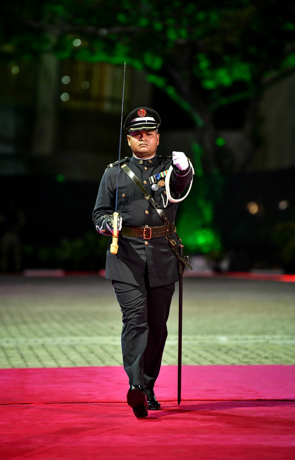 މާލެ: އޭޕްރިލް 23، 2019: ސިފައިންގެ 127 ވަނަ އަހަރީ ދުވަހުގެ މުނާސަބަތުގައި ބޭއްވި ރަސްމިއްޔާތުގައި ސިފައިންގެ މީހަކު ބައިވެރިވަނީ-- ފޮޓޯތައް: ނިޝާން އަލީ /މިހާރު