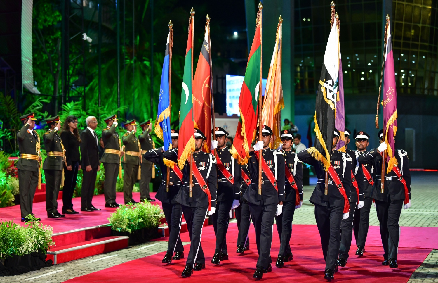 މާލެ: އޭޕްރިލް 23، 2019: ސިފައިންގެ 127 ވަނަ އަހަރީ ދުވަހުގެ މުނާސަބަތުގައި ބޭއްވި ރަސްމިއްޔާތުގައި ސިފައިންގެ އެކި ޔުނިޓުތަކުގެ ދިދަތައް ސިފައިން އުފުލަނީ.-- ފޮޓޯތައް: ނިޝާން އަލީ /މިހާރު