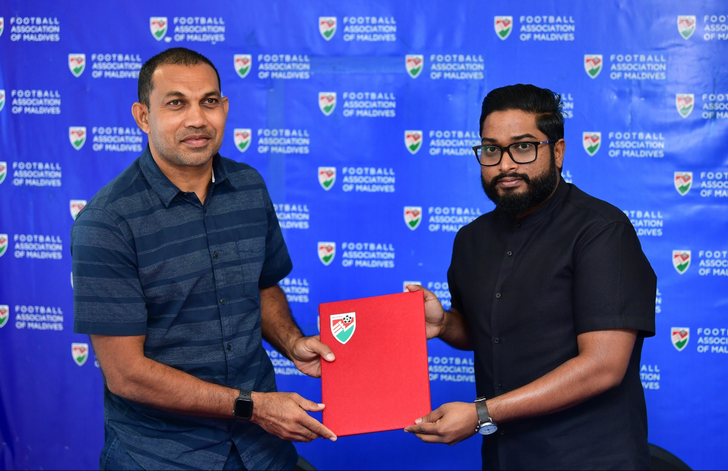 އެފްއޭއެމްގެ ރައީސް ބައްސާމް (ކ) އާއި ގޯލްކީޕަރު ޓްރެއިނަރު އަސްލަމް. -- ފޮޓޯ: ހުސެއިން ވަހީދު/ މިހާރު