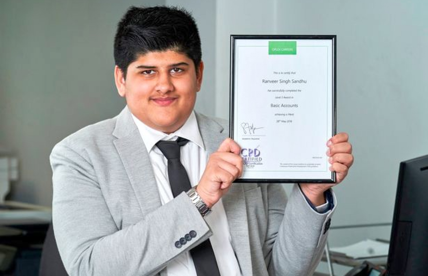 ރަންވީރު އެކައުންޓިން ދާއިރާ އިން ހާސިލު ކުރި ސެޓްފިކެޓާ އެކު.