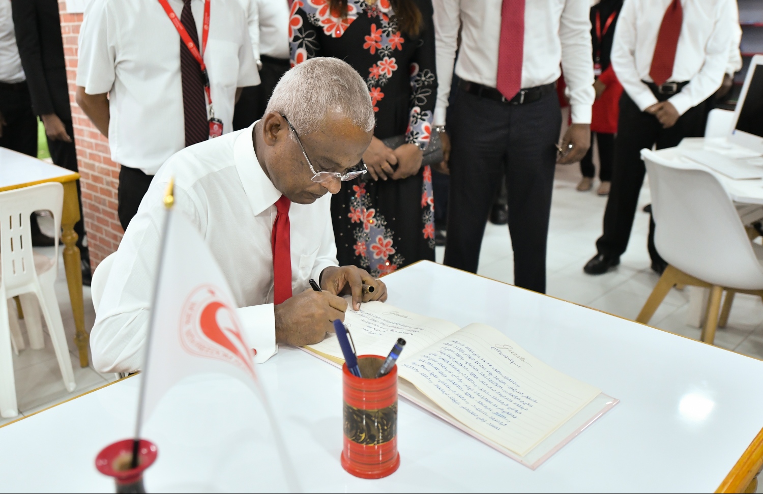 މާލެ: އޭޕްރިލް 25، 2019: އިސްކަންދަރު ސްކޫލަށް 58 އަހަރު ފުރުން ފާހަގަ ކުރުމުގެ ގޮތުން އެ ސްކޫލުގައި ބޭއްވި ރަސްމިއްޔާތެއްގައި މެހެމާނުން ސޮއި ކުރައްވާ ފޮތެއްގައި ރައީސް އިބްރާހިމް މުހައްމަދު ސޮއި ކުރައްވަނީ.-- ފޮޓޯ: ހުސެއިން ވަހީދު /މިހާރު