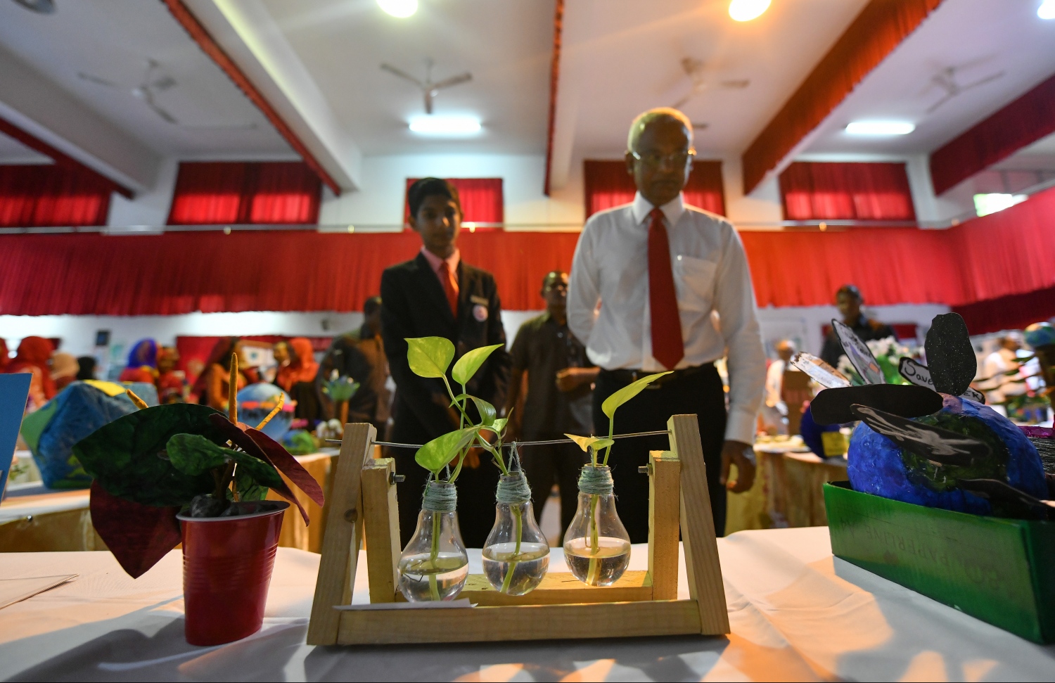 މާލެ: އޭޕްރިލް 25، 2019: އިސްކަންދަރު ސްކޫލަށް 58 އަހަރު ފުރުން ފާހަގަ ކުރުމުގެ ގޮތުން އެ ސްކޫލުގައި ބޭއްވި އާޓް އެގްޒިބިޝަނެއް ރައީސް އިބްރާހިމް މުހައްމަދު ބައްލަވައި ލައްވަނީ.-- ފޮޓޯ: ހުސެއިން ވަހީދު /މިހާރު