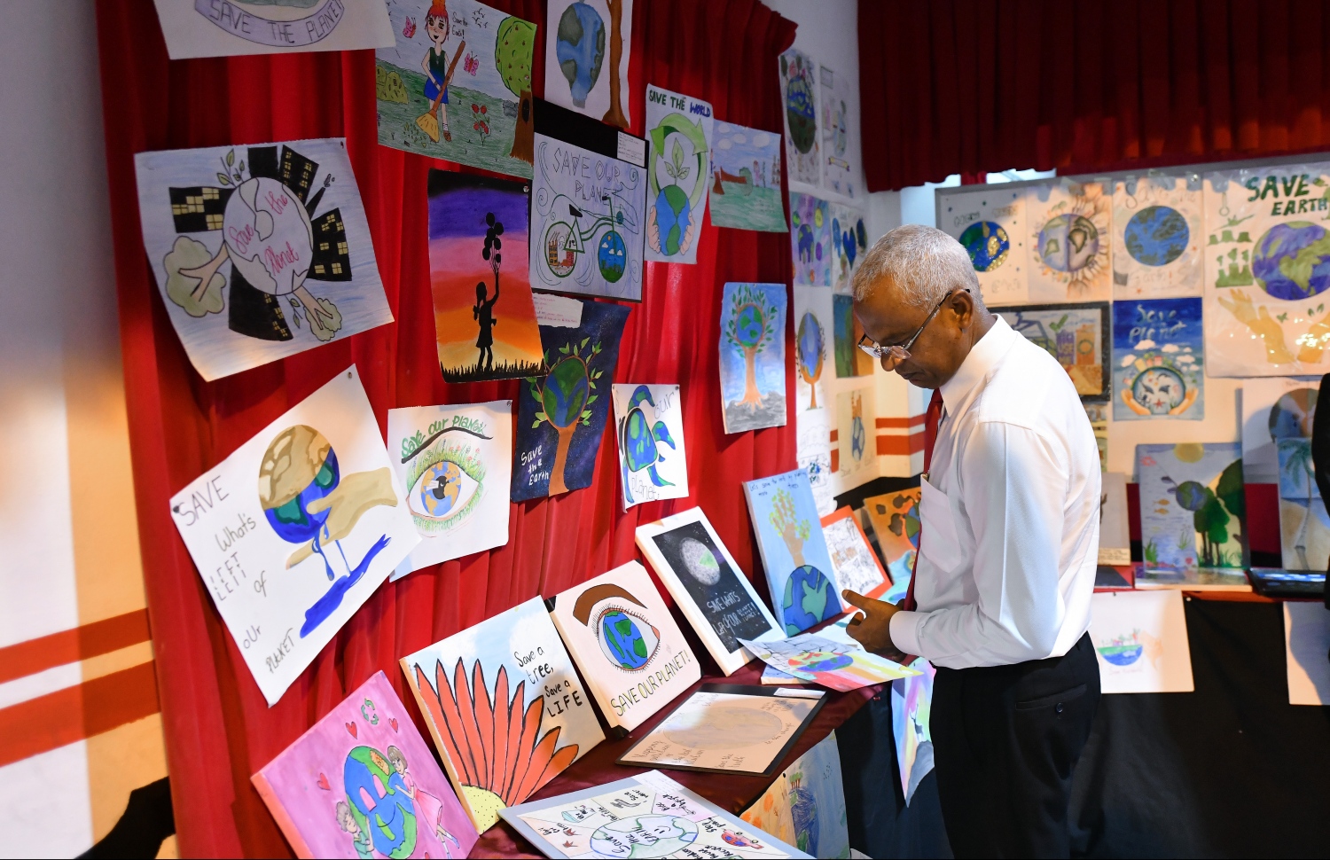 މާލެ: އޭޕްރިލް 25، 2019: އިސްކަންދަރު ސްކޫލަށް 58 އަހަރު ފުރުން ފާހަގަ ކުރުމުގެ ގޮތުން އެ ސްކޫލުގައި ބޭއްވި އާޓް އެގްޒިބިޝަނެއް ރައީސް އިބްރާހިމް މުހައްމަދު ބައްލަވައި ލައްވަނީ.-- ފޮޓޯ: ހުސެއިން ވަހީދު /މިހާރު