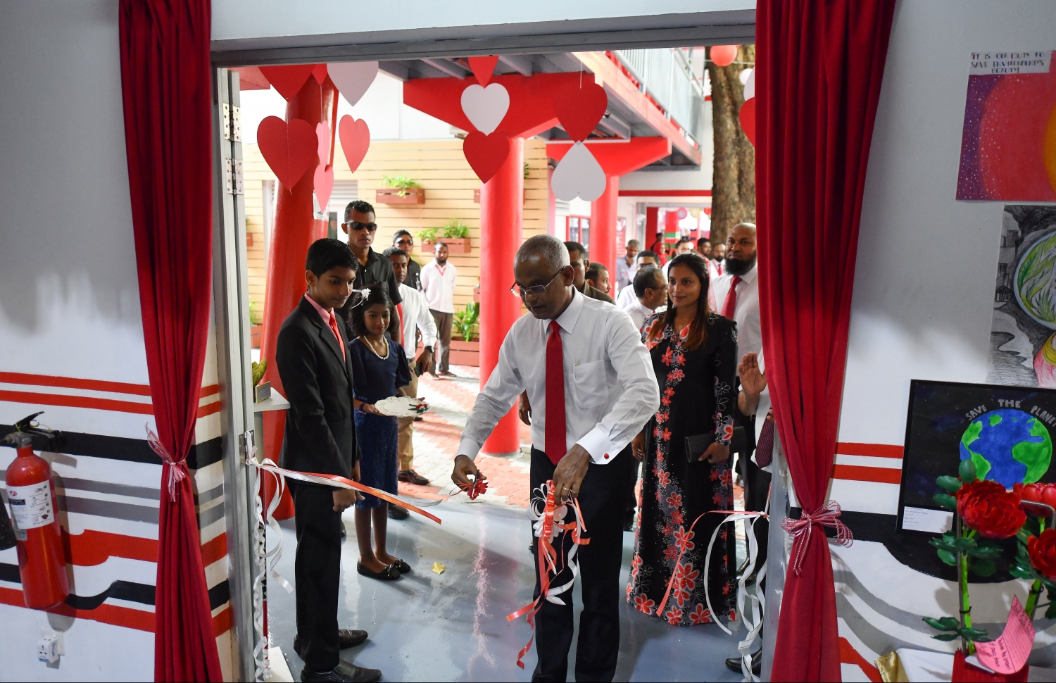 މާލެ: އޭޕްރިލް 25، 2019: އިސްކަންދަރު ސްކޫލަށް 58 އަހަރު ފުރުން ފާހަގަ ކުރުމުގެ ގޮތުން އެ ސްކޫލުގައި ބޭއްވި އާޓް އެގްޒިބިޝަނެއް ރައީސް އިބްރާހިމް މުހައްމަދު ސޯލިހް ހުޅުވައި ދެއްވަނީ.-- ފޮޓޯ: ހުސެއިން ވަހީދު /މިހާރު