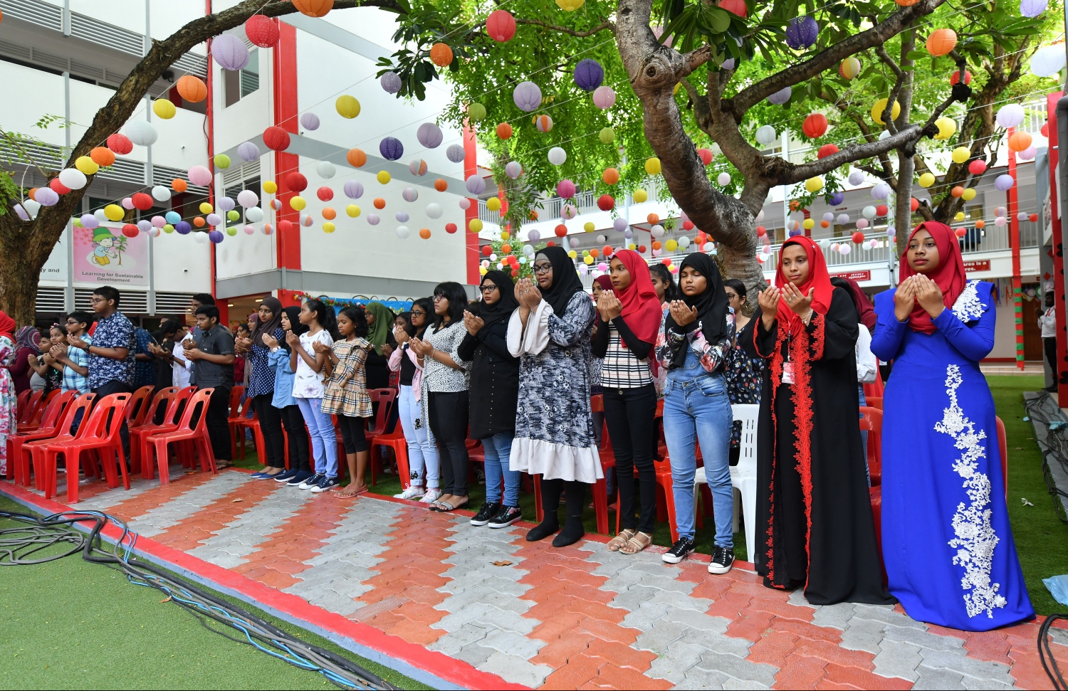 މާލެ: އޭޕްރިލް 25، 2019: އިސްކަންދަރު ސްކޫލަށް 58 އަހަރު ފުރުން ފާހަގަ ކުރުމުގެ ގޮތުން އެ ސްކޫލުގައި ބޭއްވި ހަރަކާތުގައި ސްކޫލުގެ ޓީޗަރުންނާއި ދަރިވަރުން ބައިވެރިވަނީ.-- ފޮޓޯ: ހުސެއިން ވަހީދު /މިހާރު