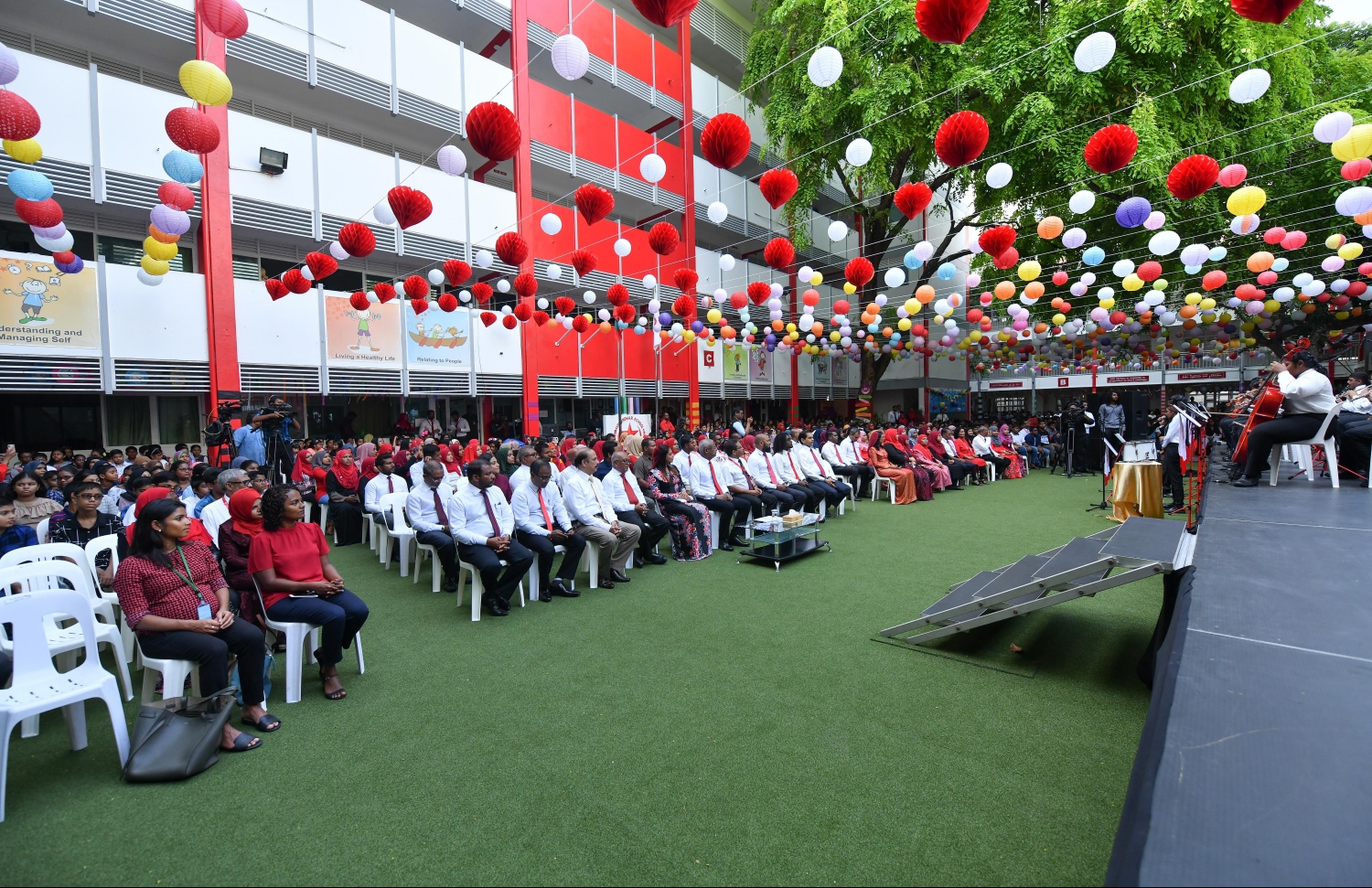 މާލެ: އޭޕްރިލް 25، 2019: އިސްކަންދަރު ސްކޫލަށް 58 އަހަރު ފުރުން ފާހަގަ ކުރުމުގެ ގޮތުން އެ ސްކޫލުގައި ބޭއްވި އާޓް އެގްޒިބިޝަނެއް ރައީސް އިބްރާހިމް މުހައްމަދު ސޯލިހުގެ އިތުރުން ބައެއް ބޭފުޅުން ބައިވެރިވެ ވަޑައިގަންނަވަނީ.-- ފޮޓޯ: ހުސެއިން ވަހީދު /މިހާރު