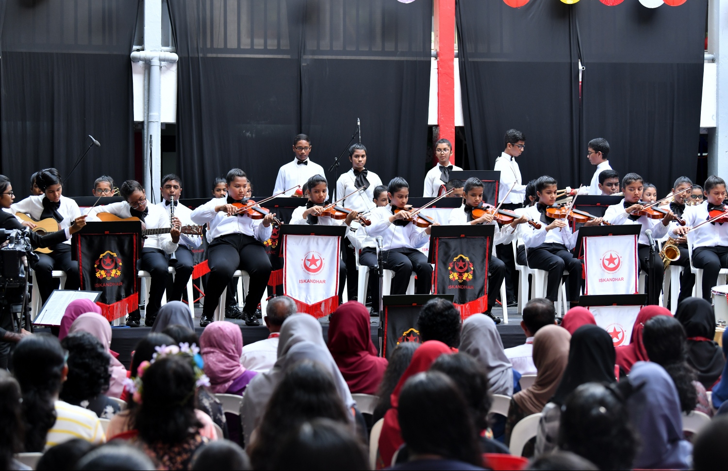 މާލެ: އޭޕްރިލް 25، 2019: އިސްކަންދަރަށް 58 އަހަރުފުރުމާ ދިމާކޮށް އެ ސްކޫލުގައި ތައާރަފުކުރި އޮކެސްޓްރާ ބޭންޑުން ދަރިވަރަކު ލަވައެއް ކުޅެނީ.-- ފޮޓޯ: ހުސެއިން ވަހީދު/ މިހާރު