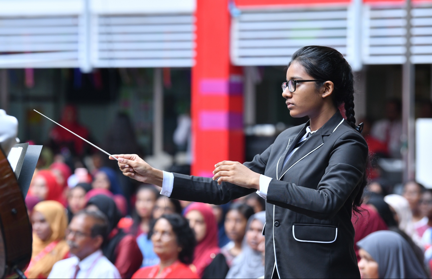 މާލެ: އޭޕްރިލް 25، 2019: އިސްކަންދަރަށް 58 އަހަރުފުރުމާ ދިމާކޮށް އެ ސްކޫލުގައި ތައާރަފުކުރި އޮކެސްޓްރާ ބޭންޑުން ދަރިވަރަކު ލަވައެއް ކުޅެނީ.-- ފޮޓޯ: ހުސެއިން ވަހީދު/ މިހާރު