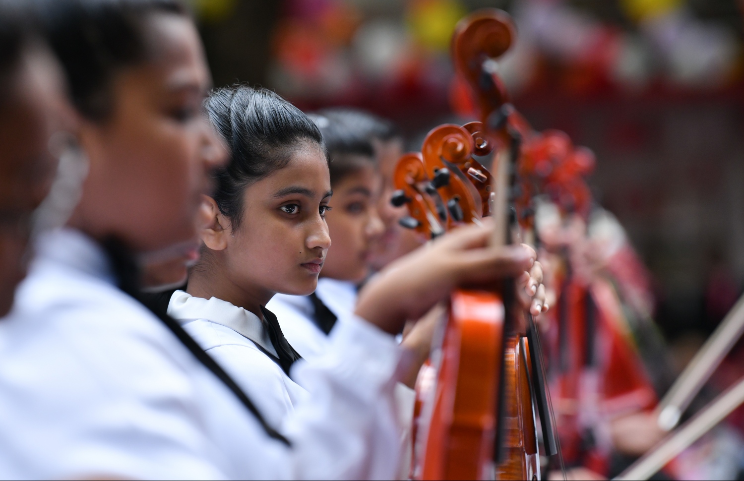 މާލެ: އޭޕްރިލް 25، 2019: އިސްކަންދަރަށް 58 އަހަރުފުރުމާ ދިމާކޮށް އެ ސްކޫލުގައި ތައާރަފުކުރި އޮކެސްޓްރާ ބޭންޑުން ދަރިވަރަކު ލަވައެއް ކުޅެނީ.-- ފޮޓޯ: ހުސެއިން ވަހީދު/ މިހާރު