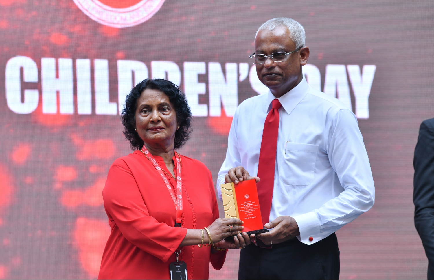 މާލެ: އޭޕްރިލް 25، 2019: އިސްކަންދަރު ސްކޫލަށް 58 އަހަރު ފުރުން ފާހަގަ ކުރުމުގެ ގޮތުން އެ ސްކޫލުގައި ބޭއްވި ރަސްމިއްޔާތެއްގައި އެ ސްކޫލަށް ގިން ދުވަސްތަކެއް ވަންދެން ހިދުމަތް ކުރެއްވި މީހަކަށް ރައީސް އިބްރާހިމް މުހައްމަދު ސޯލިހު އެވޯޑް ހަވާލު ކުރައްވަނީ.-- ފޮޓޯ: ހުސެއިން ވަހީދު /މިހާރު