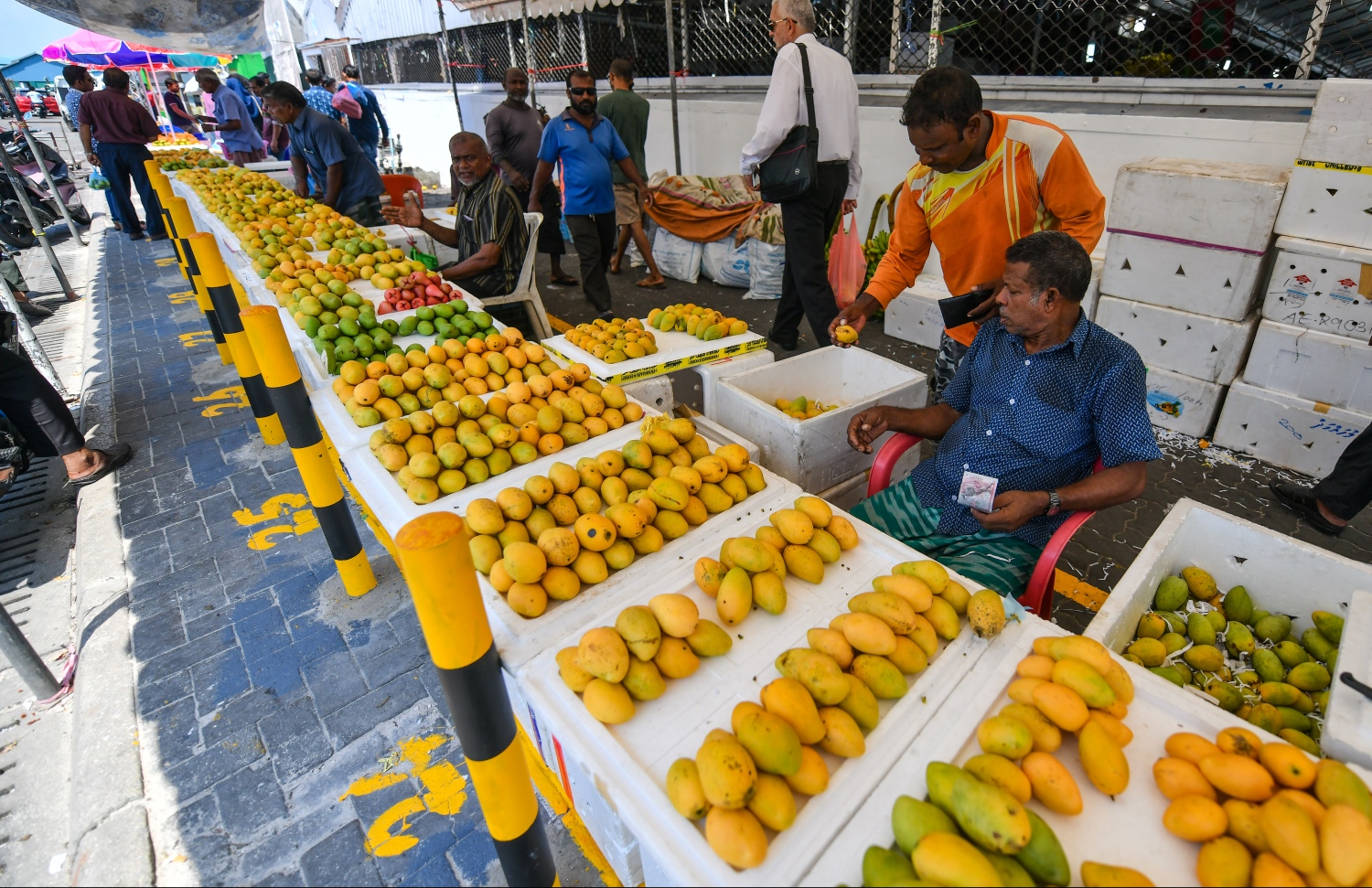 މާލެ: އޭޕްރިލް 25، 2019: ލޯކަލް މާރުކޭޓުގެ ބޭރުގައި އަނބުތައް އަތުރާލައިފަ.---ފޮޓޯ: ހުސައިން ވަހީދު/މިހާރު