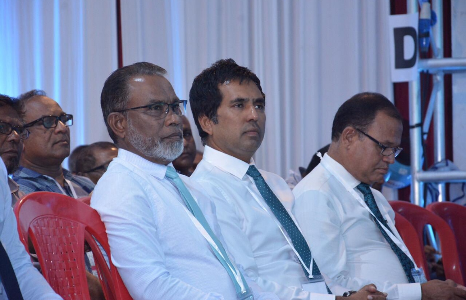 ޕީއެންސީގެ ވަގުތީ ރައީސް އަބްދުއްރަހީމާއި އެ ޕާޓީގެ ނައިބު ރައީސަކަށް ވާދަކުރައްވާ ސައީދު މިއަދުގެ ކޮންގްރެސްގައި.---ފޮޓޯ: މިހާރު
