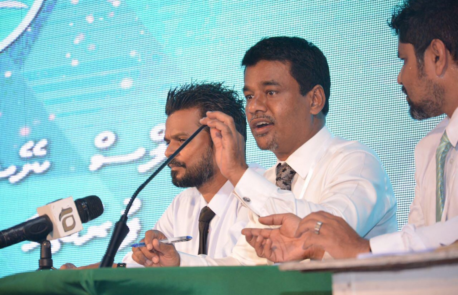 މިއަދު ފެށި ޕީއެންސީގެ ކޮންގްރެސްގެ ރިޔާސަތު، ކުރީގެ ހެލްތު މިނިސްޓަރު ނާޒިމް ބަލަހައްޓަވަނީ.---ފޮޓޯ: މިހާރު