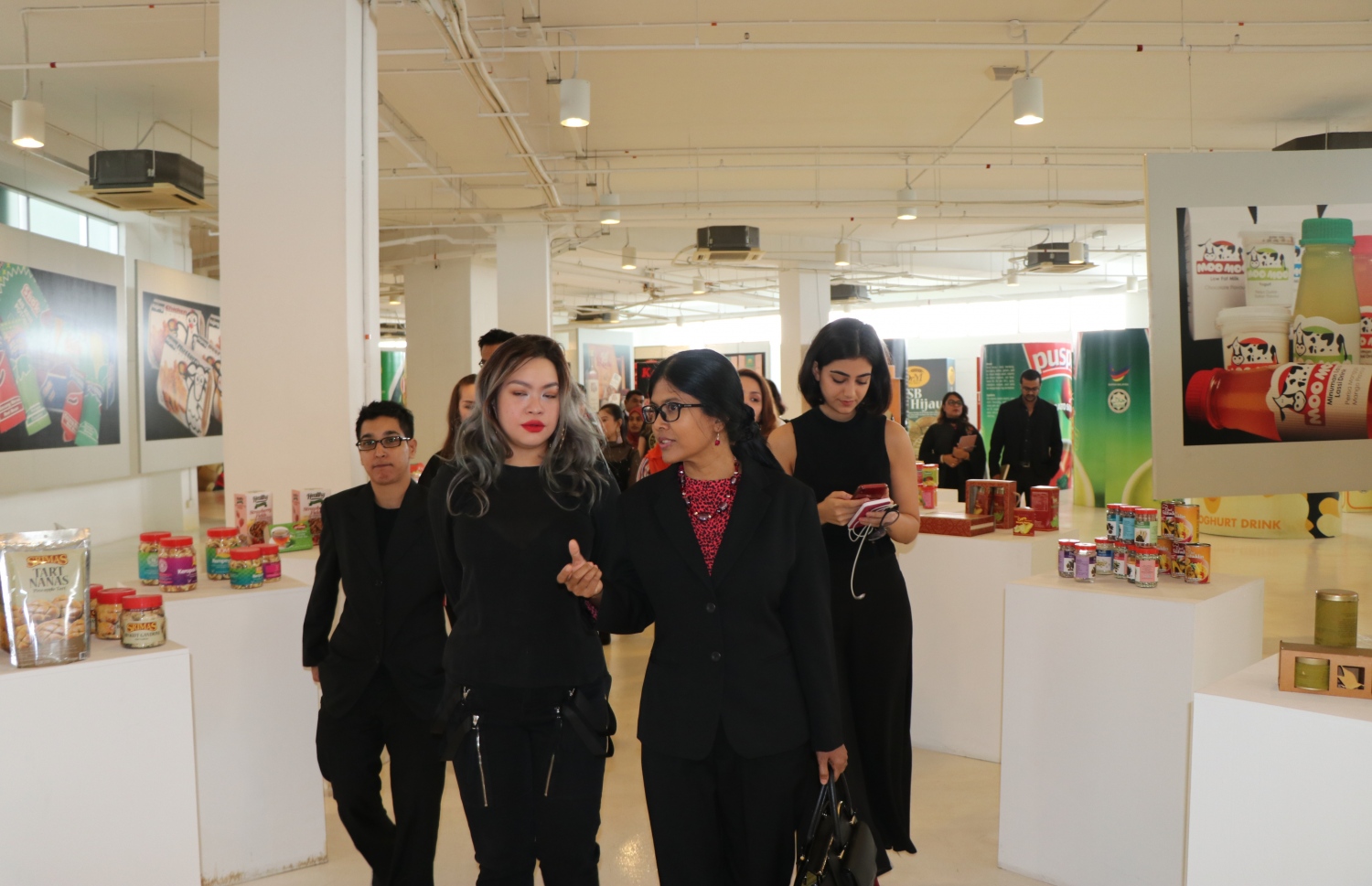 މެލޭޝިއާގެ ސަފީރު ވިސާމް (ކ) މިއަދު ލިމްކޮކްވިން ޔުނިވަސިޓީ އަށް ވަޑައިގެން އެތަން ބައްލަވާލައްވަނީ. --- ފޮޓޯ: މިހާރު/ މުހައްމަދު ޔާމީން