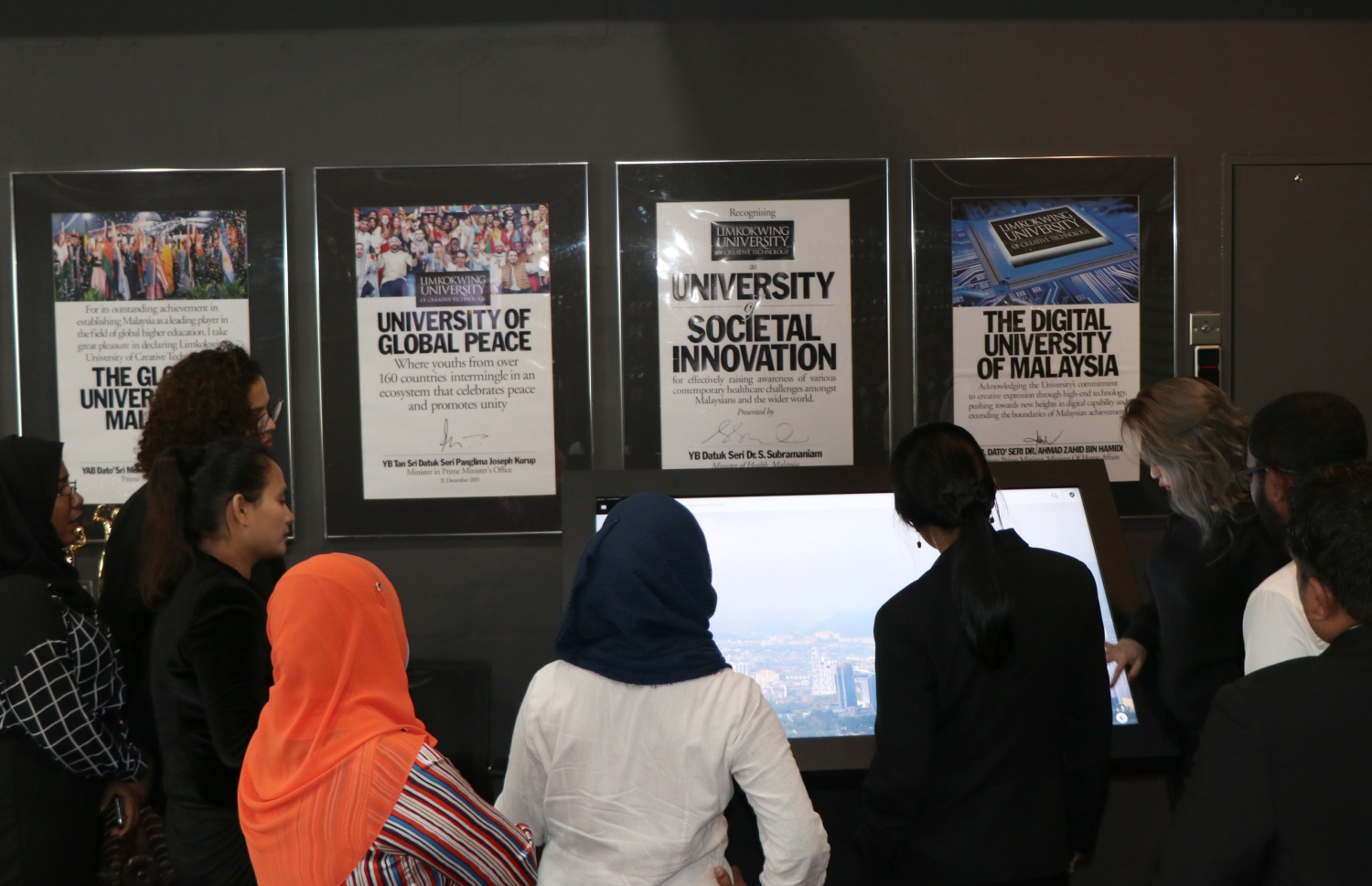 ލިމްކޮކްވިން ޔުނިވަސިޓީގެ ދަރިވަރުންތަކެއް މެލޭޝިއާ އެއްކޮށްހެން ފެންނަ ގޮތަށް ނެގި ފޮޓޯއެއް، ސަފީރު ވިސާމަށް ދައްކާލަނީ. --- ފޮޓޯ: މިހާރު/ މުހައްމަދު ޔާމީން