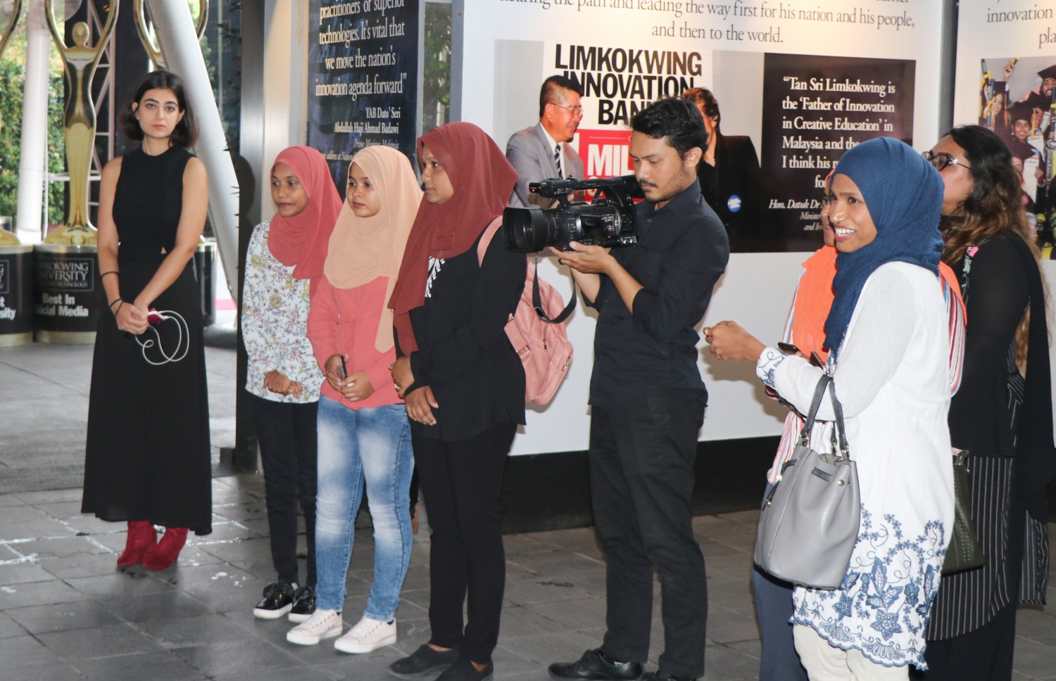 ލިމްކޮކްވިން ޔުނިވަސިޓީގައި މިއަދު ދިވެހި ކިޔަވާ ކުދިންތަކެއް މަޑުކޮށްލައިގެން. --- ފޮޓޯ: މިހާރު/ މުހައްމަދު ޔާމީން