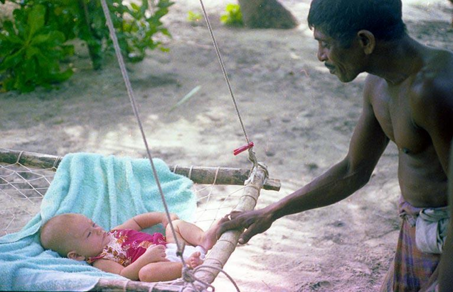 ކުޑަފުޅަދޫ: 1974: ގޭލް ވިހެއުމުން އެރަށަށް ޒިޔާރަތްކުރި މީހަކު ގޭލްގެ ދަރިފުޅު ބާއްވާފައި އޮތް ޖޯލި ހެއްލަނީ .---ފޮޓޯ: ފްރޭންކް