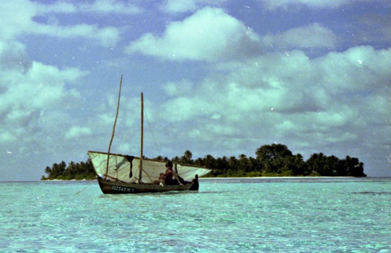 ކުޑަފުޅަދޫ: 1974: ގޭލް އޭނާގެ ދަރިފުޅު ގޮވައިގެން ކުޑަފުޅަދޫ ފަޅުތެރޭގައި ރިޔަލު ދޯންޏެއް ދުއްވަނީ.---ފޮޓޯ: ފްރޭންކް